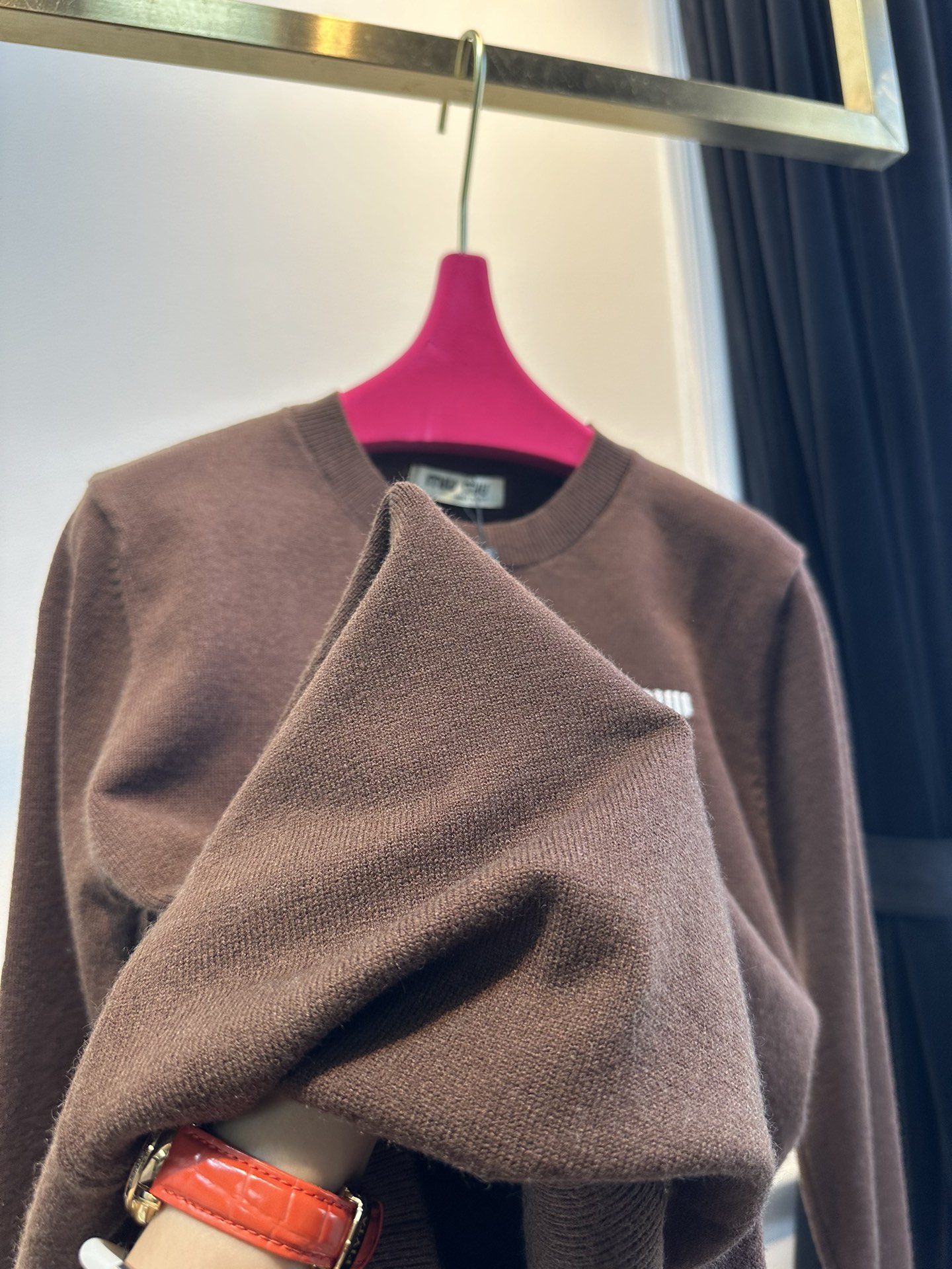 尺码F.均码，。
miumi*秋冬最字母刺绣logo圆领毛衣 🩶时髦慵懒 廓形高领设计 上身一整个氛围感