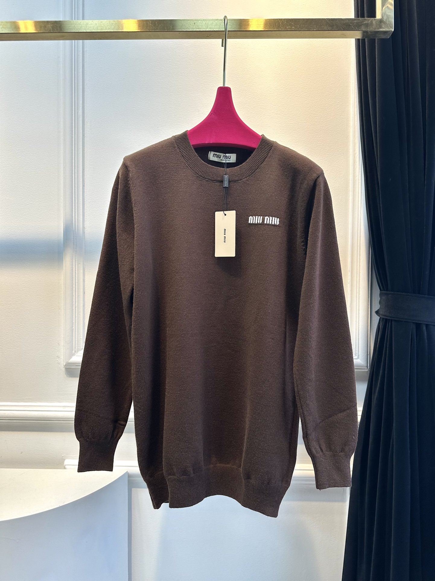 尺码F.均码，。
miumi*秋冬最字母刺绣logo圆领毛衣 🩶时髦慵懒 廓形高领设计 上身一整个氛围感