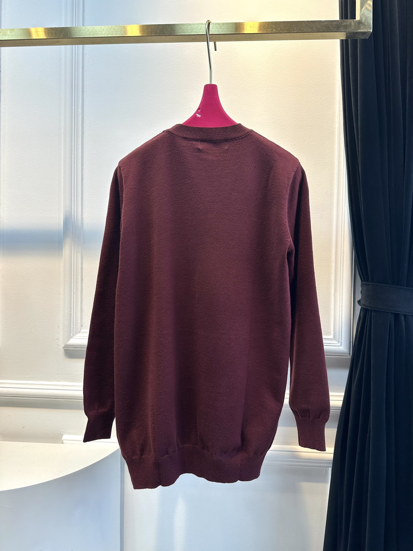 尺码F.均码，。
miumi*秋冬最字母刺绣logo圆领毛衣 🩶时髦慵懒 廓形高领设计 上身一整个氛围感