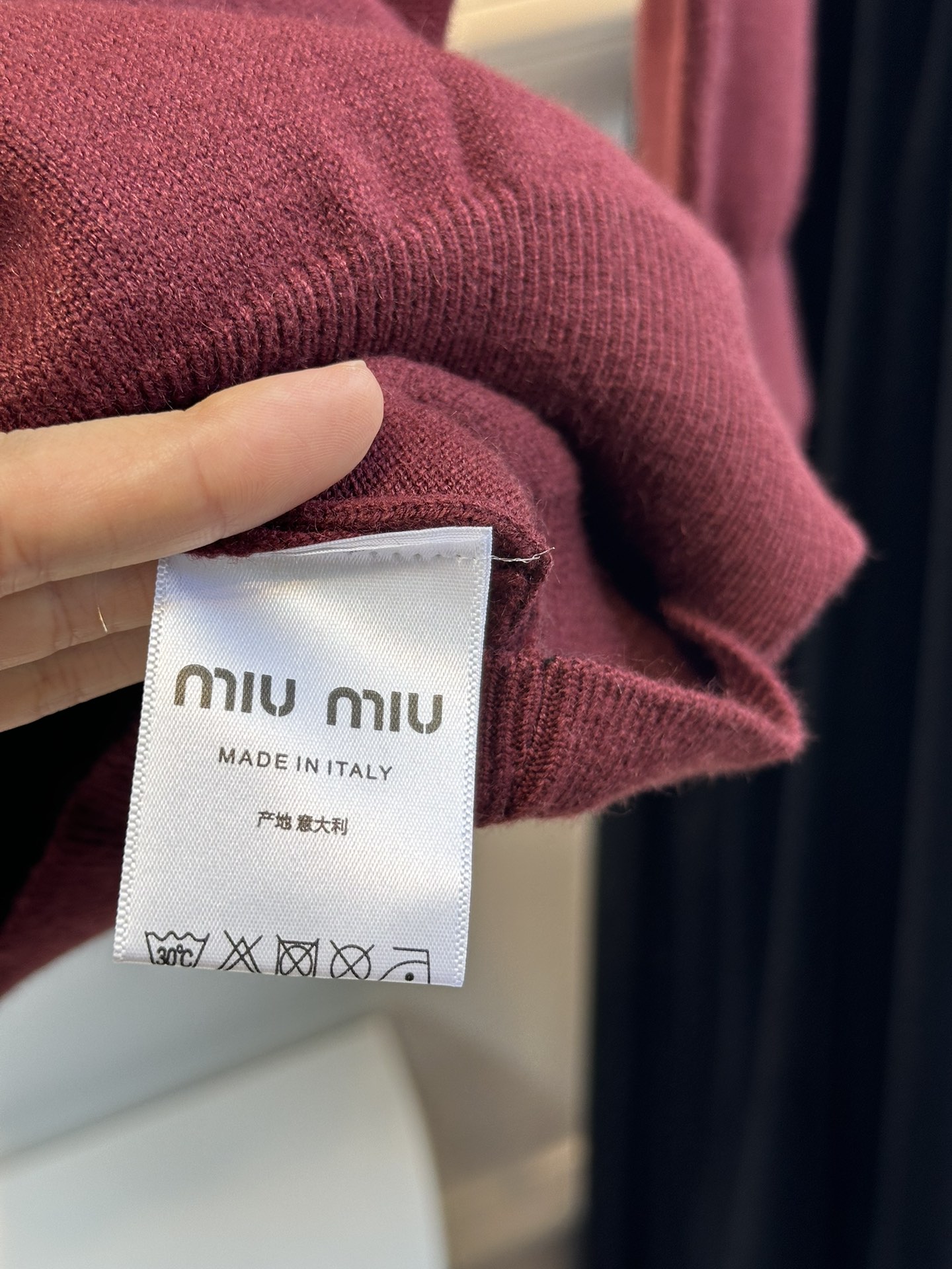 尺码F.均码，。
miumi*秋冬最字母刺绣logo圆领毛衣 🩶时髦慵懒 廓形高领设计 上身一整个氛围感