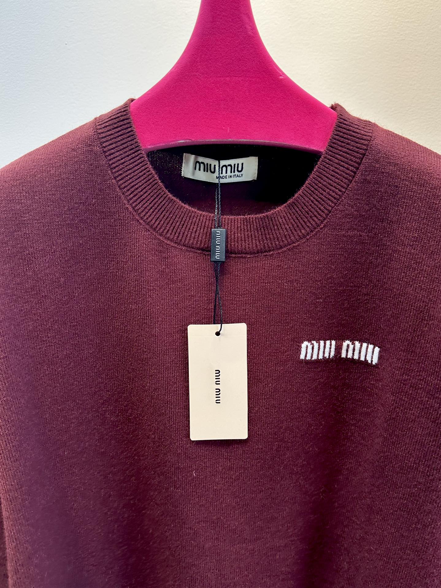 尺码F.均码，。
miumi*秋冬最字母刺绣logo圆领毛衣 🩶时髦慵懒 廓形高领设计 上身一整个氛围感