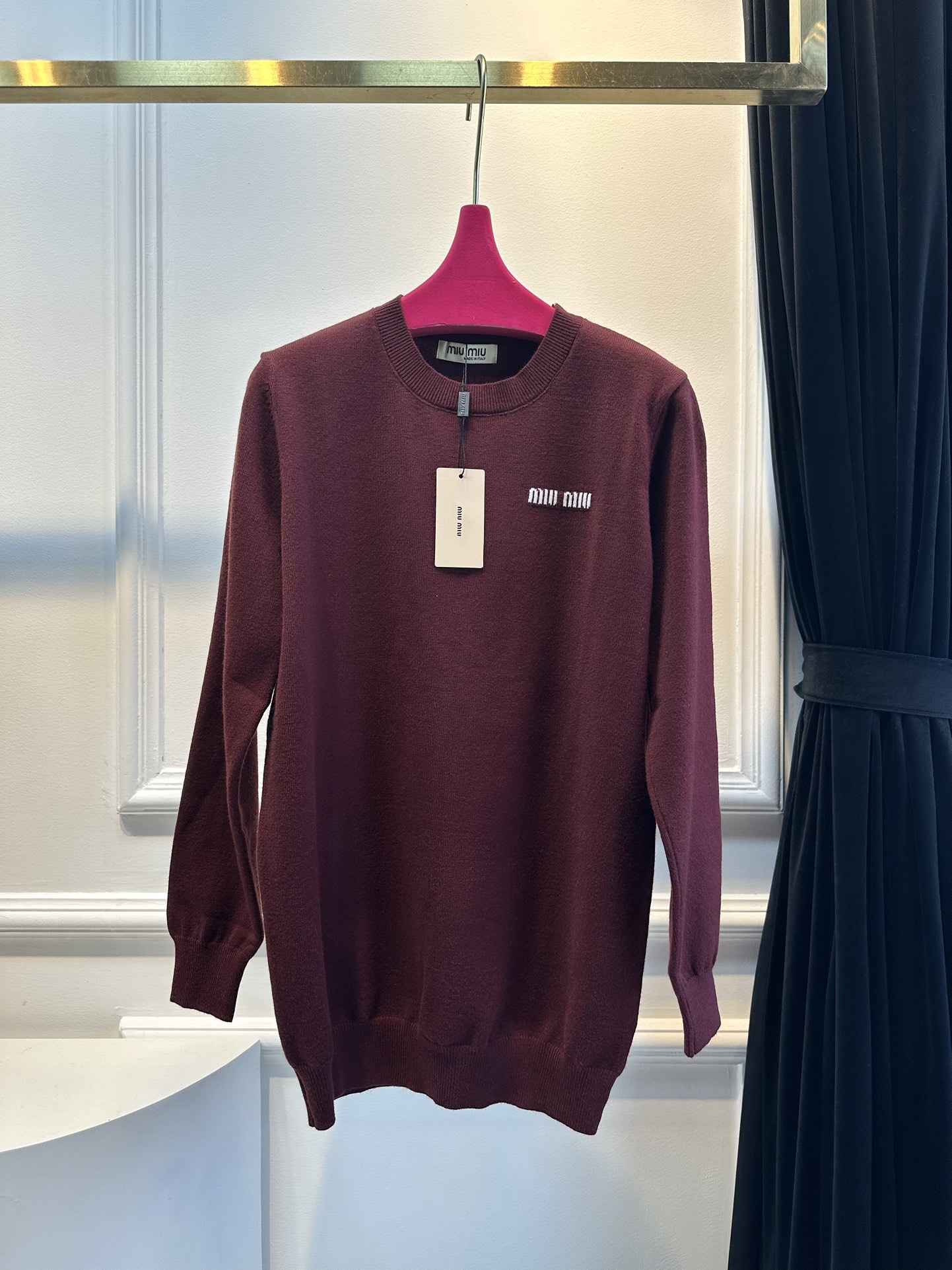 尺码F.均码，。
miumi*秋冬最字母刺绣logo圆领毛衣 🩶时髦慵懒 廓形高领设计 上身一整个氛围感