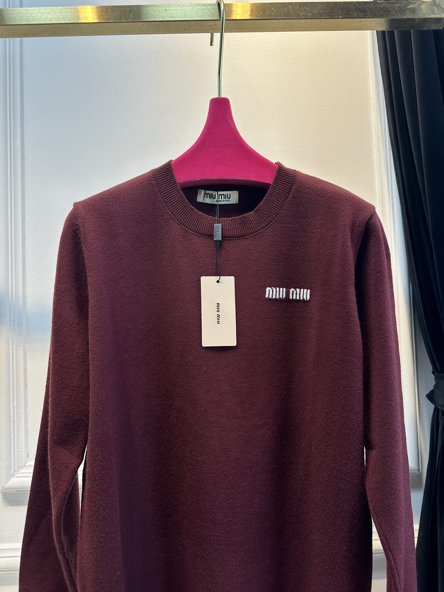 尺码F.均码，。
miumi*秋冬最字母刺绣logo圆领毛衣 🩶时髦慵懒 廓形高领设计 上身一整个氛围感