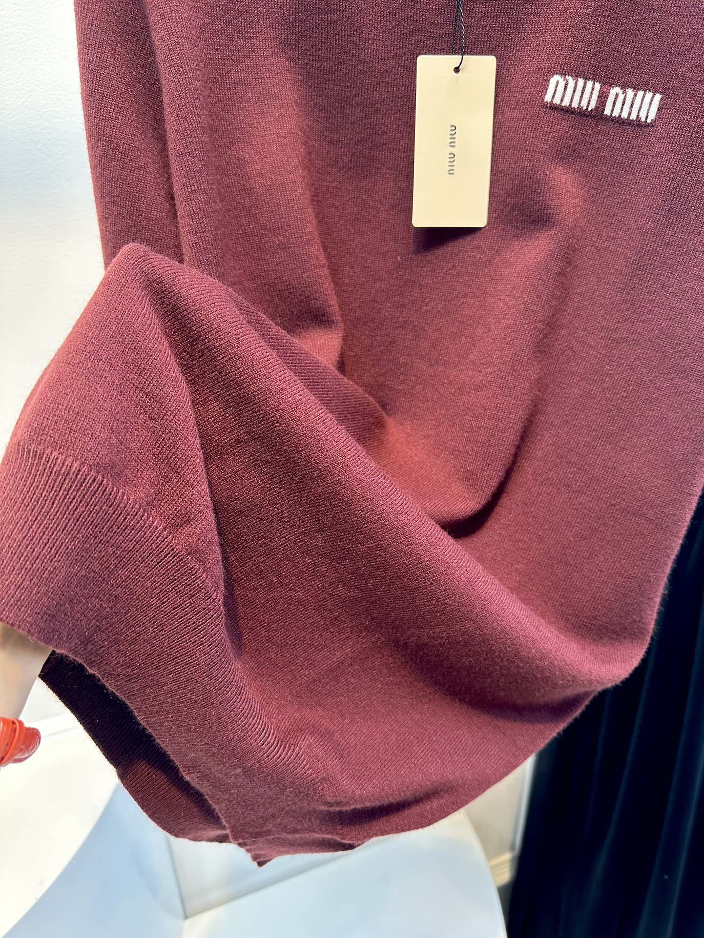 尺码F.均码，。
miumi*秋冬最字母刺绣logo圆领毛衣 🩶时髦慵懒 廓形高领设计 上身一整个氛围感