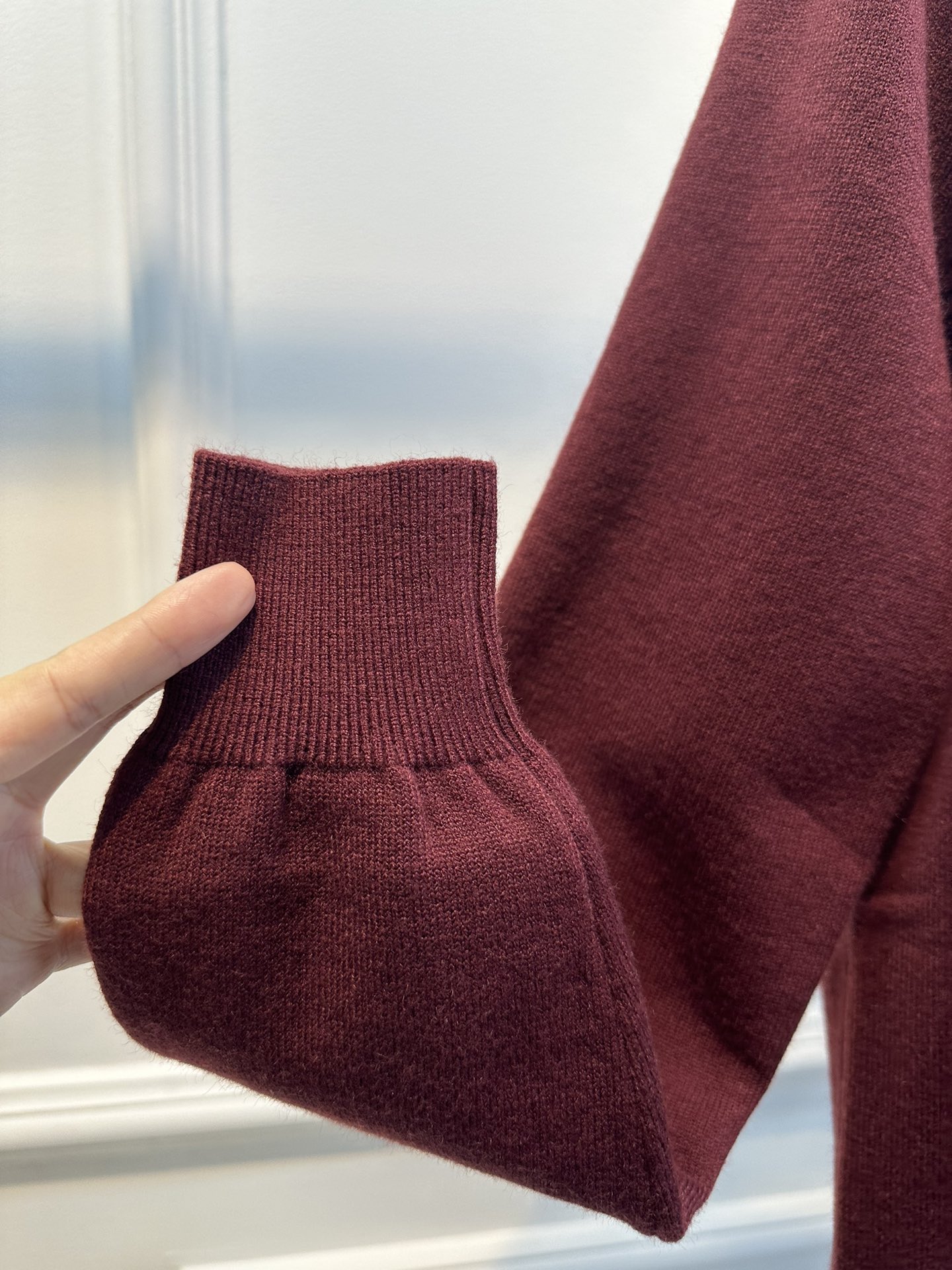 尺码F.均码，。
miumi*秋冬最字母刺绣logo圆领毛衣 🩶时髦慵懒 廓形高领设计 上身一整个氛围感