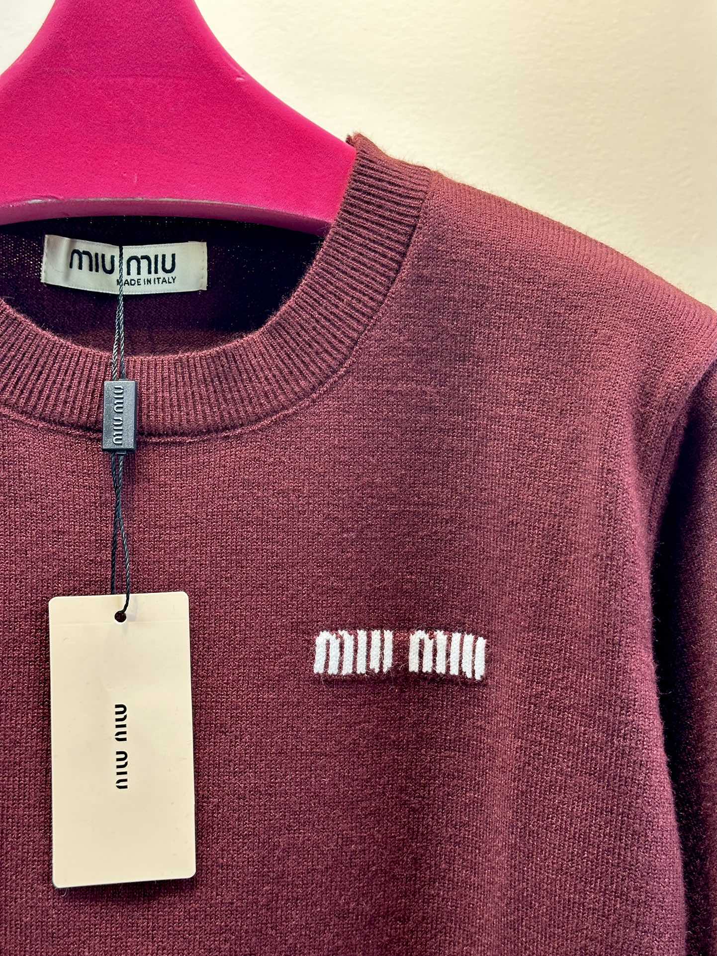 尺码F.均码，。
miumi*秋冬最字母刺绣logo圆领毛衣 🩶时髦慵懒 廓形高领设计 上身一整个氛围感