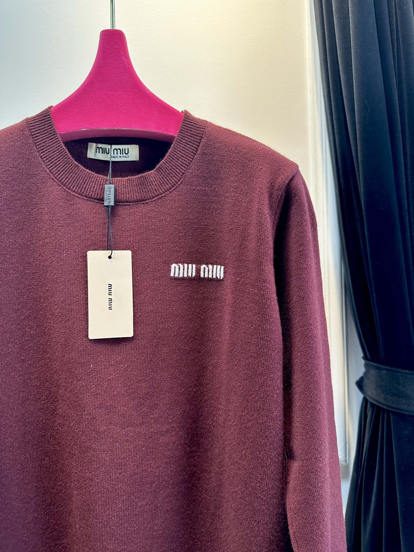 尺码F.均码，。
miumi*秋冬最字母刺绣logo圆领毛衣 🩶时髦慵懒 廓形高领设计 上身一整个氛围感
