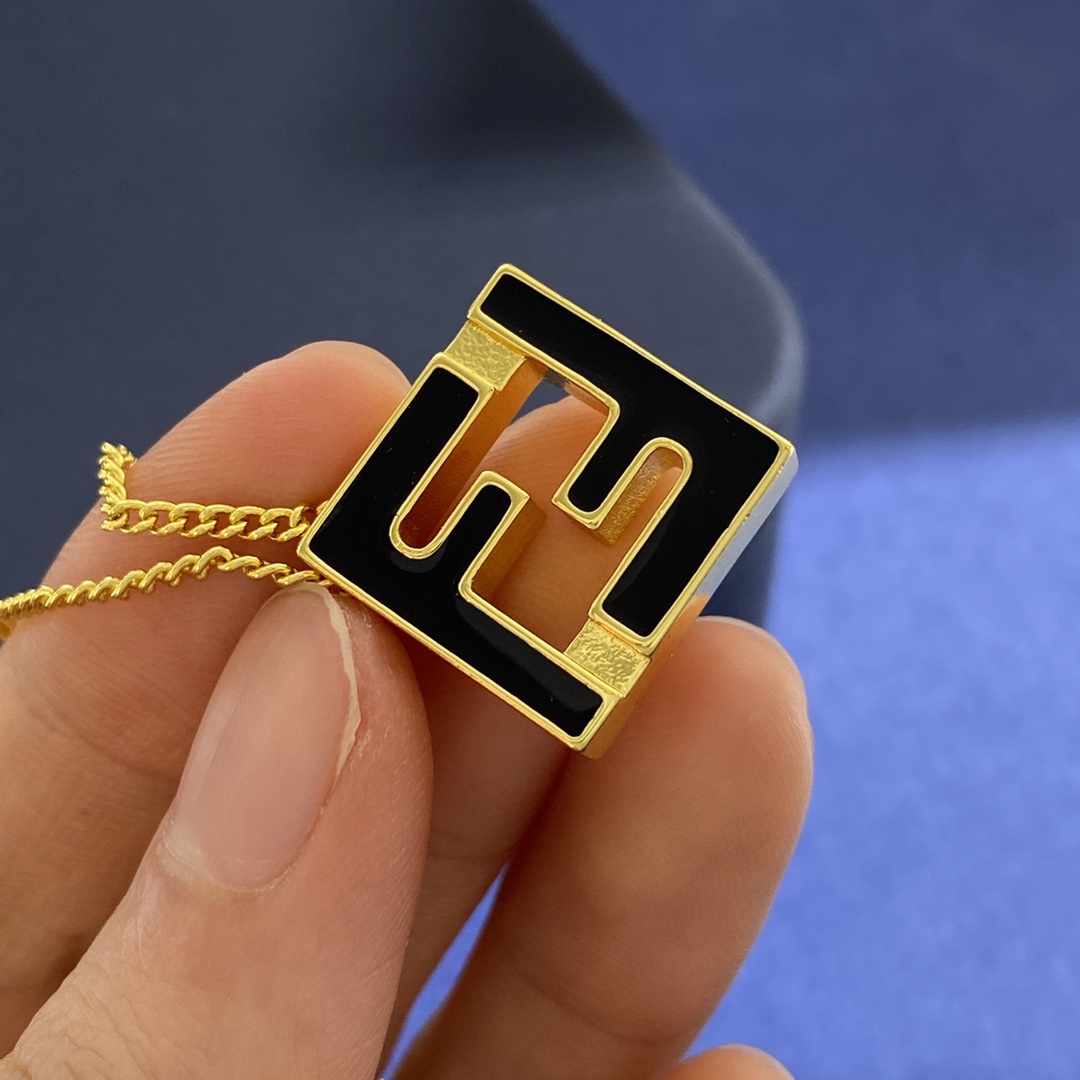 Fendi Geometric Square Necklace Collection in Brass and 18K Gold - 图片 3