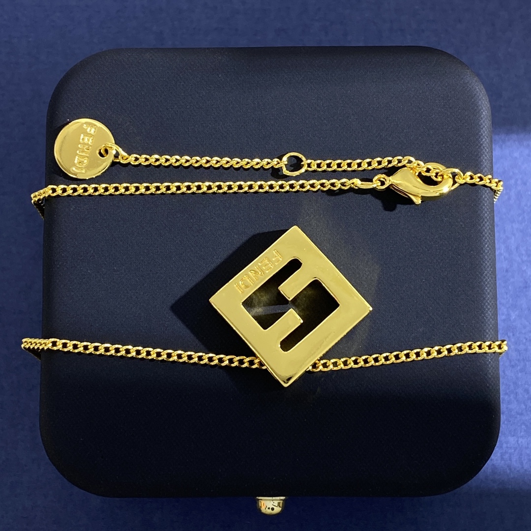 Fendi Geometric Square Necklace Collection in Brass and 18K Gold - 图片 4