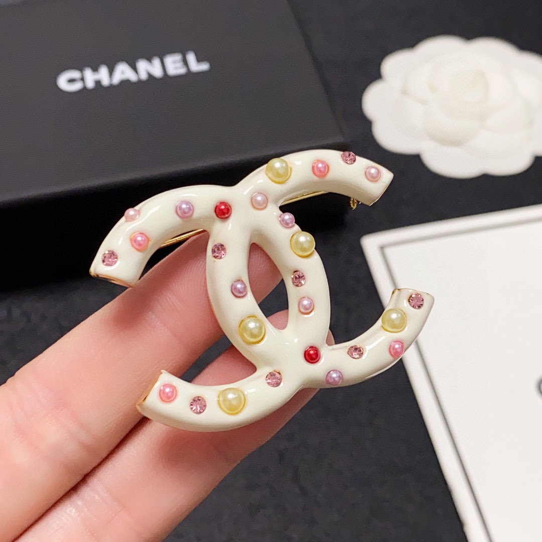 NO:106088,CHANEL Xiaoxiang The new colored pearl diamond milky white Chanel brooch is the jewelry that understands women the most. Women who devote all their efforts to be themselves often cherish the meaning of the brooch more. Ms. Chanel pinned the brooch on the hat and told those fashionable ladies who imitated her [breasts are very practical, they can be pinned on the suit collar, pocket, hat, belt or evening dress, jewelry boutique, chanel, chanel, business suit, brooch, breastpin, hats19860909CHANEL小香 专柜新款彩色珍珠钻奶白色香奈儿胸针,是最懂女人的饰物.那些倾注了全部心血去做自己的女人,往往更珍惜胸针的意义.香奈儿女士把胸针别在帽子上,并告诉那些模仿她的时髦女士们[胸针可是非常实用,它可以别在西装领上、口袋上、帽子上、腰带上或者是晚礼服上,饰品精品,chanel,chanel,business suit,brooch，breastpin,hats,Jewelry