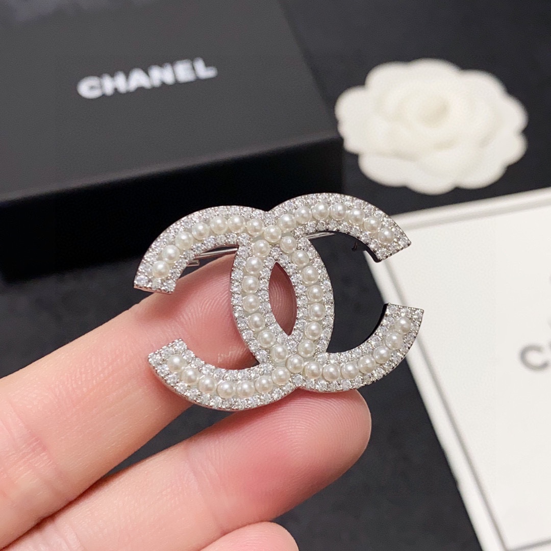NO:106091,CHANEL Xiaoxiang The new counter full diamond paired with Xiaomi pearl Chanel brooch is the most familiar ornament for women. Women who devote all their efforts to be themselves often cherish the meaning of the brooch more. Ms. Chanel pinned the brooch on the hat and told those fashionable ladies who imitated her [breasts are very practical, they can be pinned on the suit collar, pocket, hat, belt or evening gown. Jewelry boutique, chanel, chanel, business suit, brooch, breastpin, hats19860909CHANEL小香 专柜新款满钻搭配小米珍珠香奈儿胸针,是最懂女人的饰物.那些倾注了全部心血去做自己的女人,往往更珍惜胸针的意义.香奈儿女士把胸针别在帽子上,并告诉那些模仿她的时髦女士们[胸针可是非常实用,它可以别在西装领上、口袋上、帽子上、腰带上或者是晚礼服上,饰品精品,chanel,chanel,business suit,brooch，breastpin,hats,Jewelry