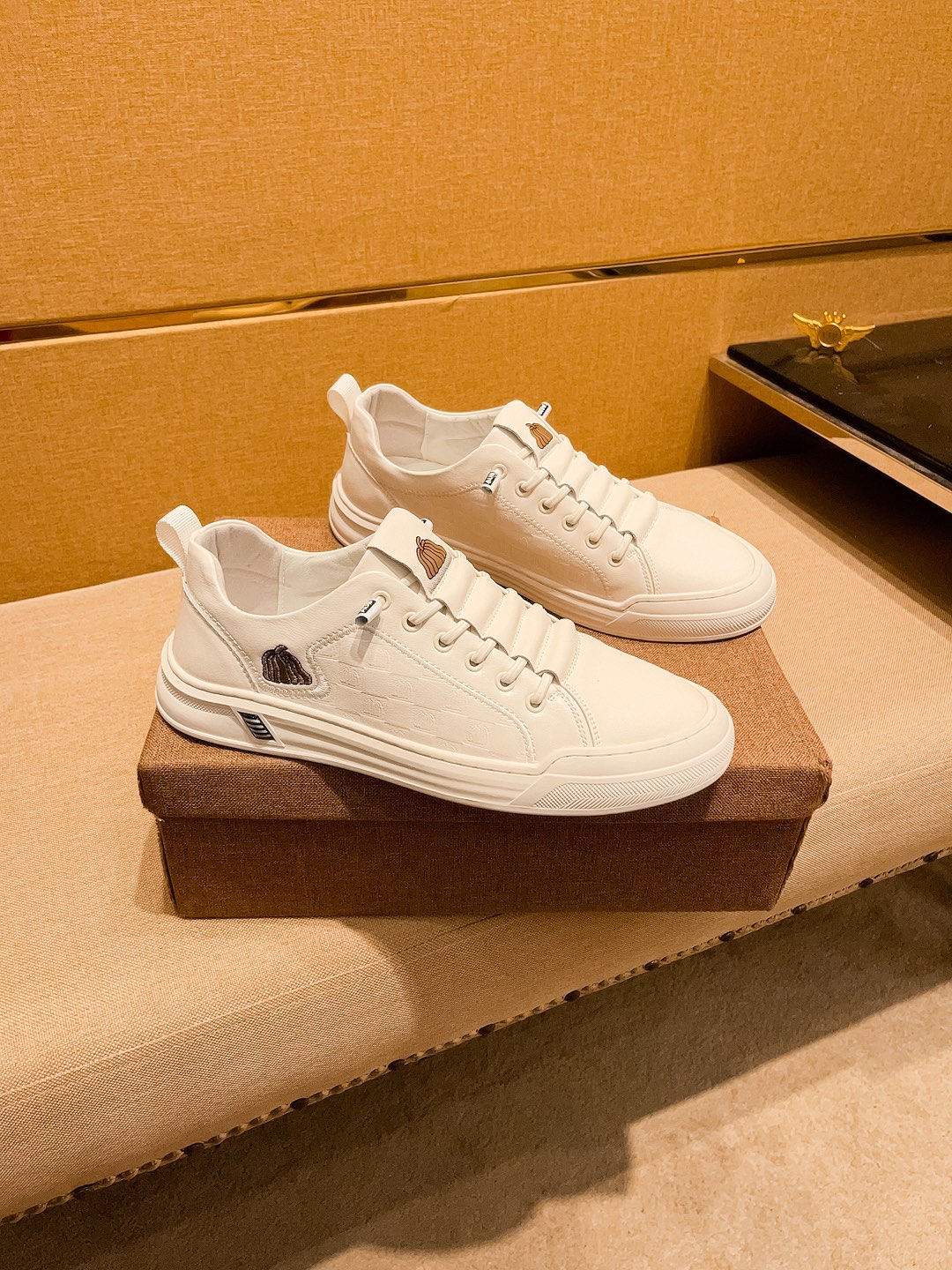 NO:347247,【LV】 Louis Vuitton men's shoes high-end brand Official website 11's latest masterpiece upper is made of imported Italian cowhide with comfortable and breathable inner original non-slip and wear-resistant outsole, making walking more convenient and comfortable!  Exclusive new style, amazing work, beautiful 11 ​​replica [color] compared to the official quality!  Create a fashionable personality to set off your uniqueness!  A must-have for trendy men! Classic size: 38-44 Color 2 colors available.,,louis vuitton,louis vuitton,cowhide19860909【 LV】 路易威登男鞋高端品牌 官网11最新力作鞋面采用意大利进口头层牛皮搭配舒适透气内里原版防滑耐磨大底制作,让行走更加便捷舒适！独家新款,惊世之作,与官方的质量相比美的11复刻[色]！打造时尚个性衬托你的与众不同！潮男必备!经典尺码:38-44 颜色 2色可选.,,louis vuitton,louis vuitton,cowhide,Men's shoes