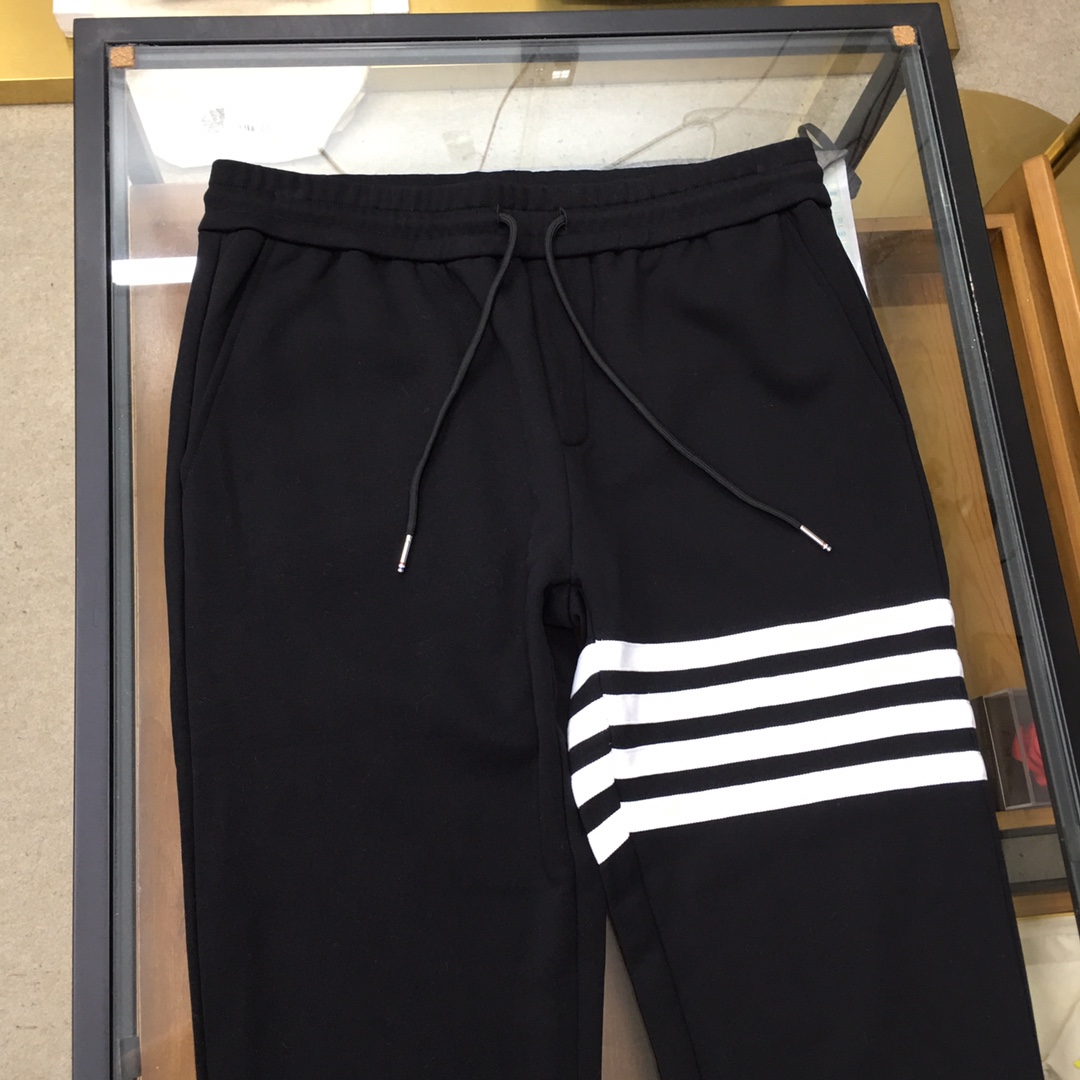  新品🌹 《TB...》💕
秋冬新款休闲裤！官网同步发售。品牌经典LOGO休闲裤 ，定制面料，舒适度极好