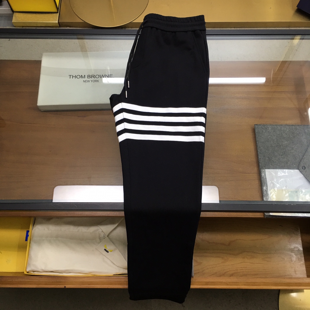  新品🌹 《TB...》💕
秋冬新款休闲裤！官网同步发售。品牌经典LOGO休闲裤 ，定制面料，舒适度极好