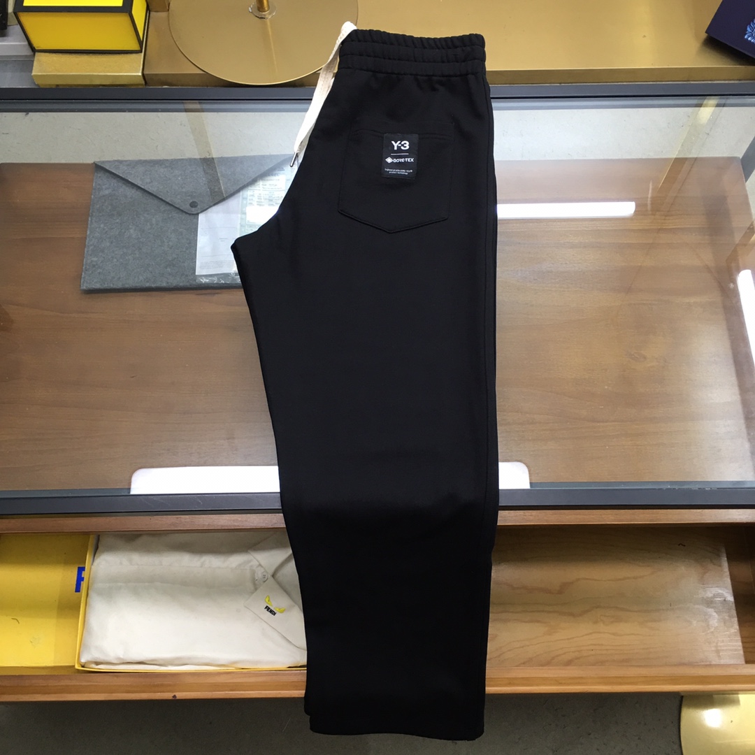  新品🌹 《Y-3...》💕
秋冬新款宽版休闲裤！官网同步发售。品牌经典LOGO休闲裤 ，定制面料，舒适