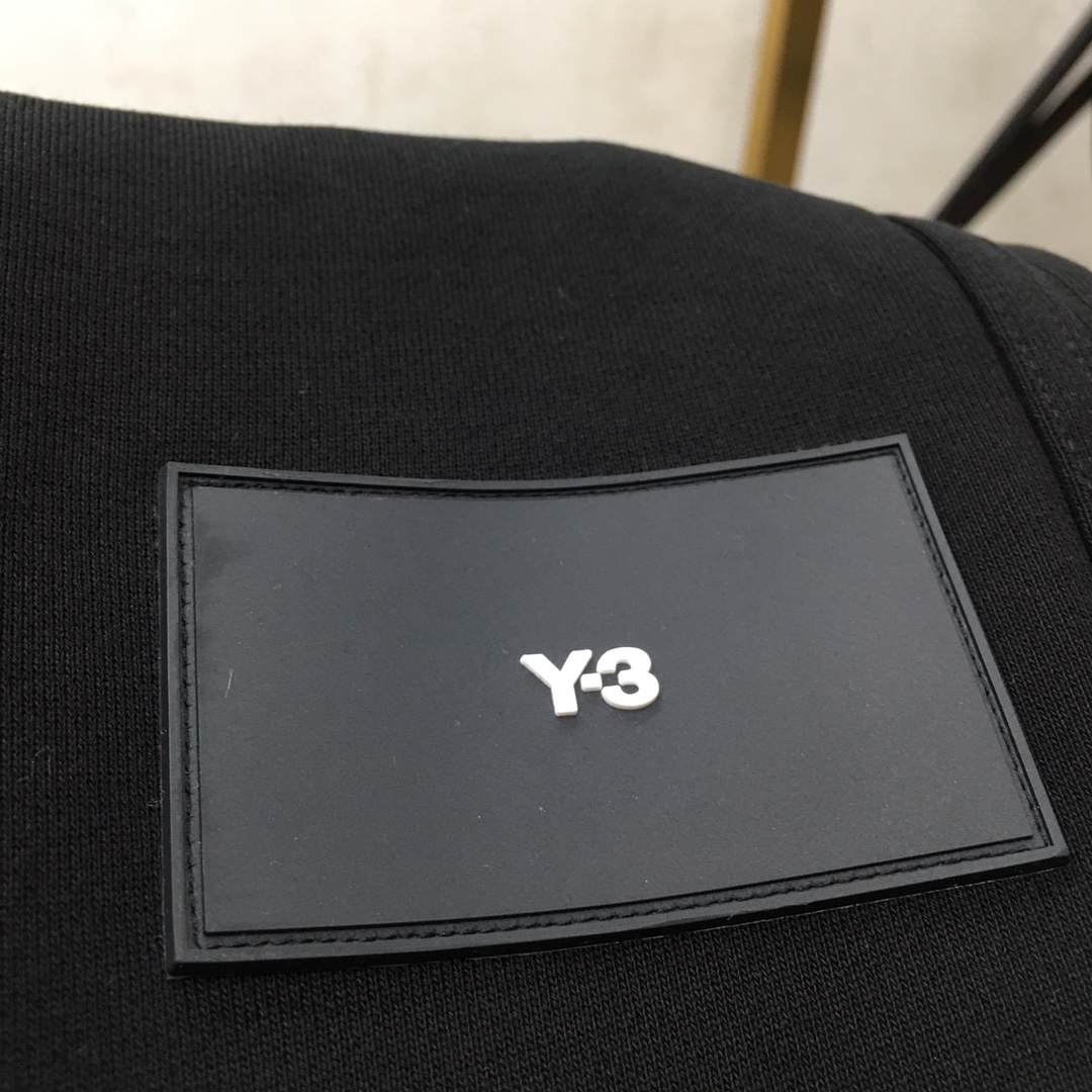  新品🌹 《Y-3...》💕
秋冬新款宽版休闲裤！官网同步发售。品牌经典LOGO休闲裤 ，定制面料，舒适