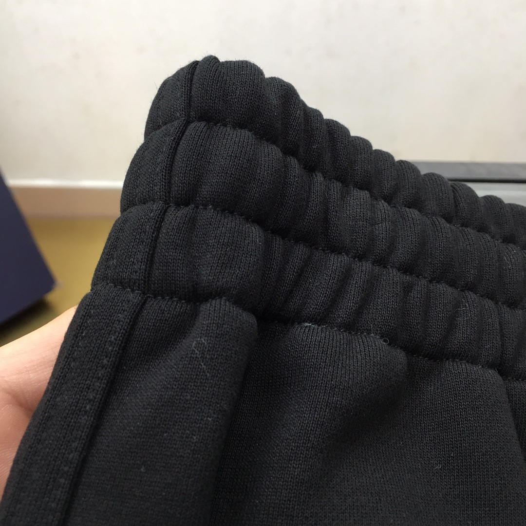  新品🌹 《Y-3...》💕
秋冬新款宽版休闲裤！官网同步发售。品牌经典LOGO休闲裤 ，定制面料，舒适
