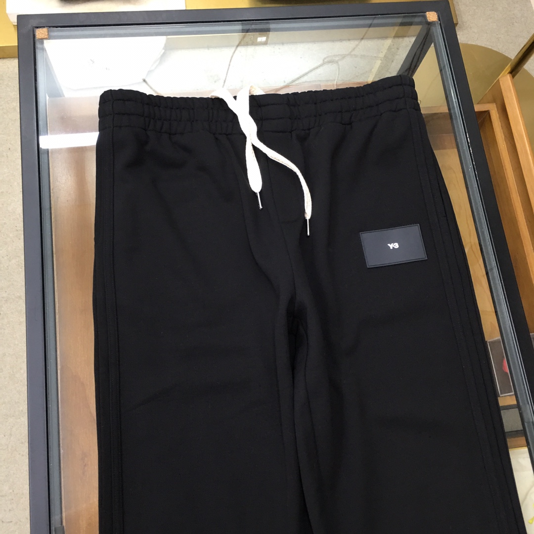  新品🌹 《Y-3...》💕
秋冬新款宽版休闲裤！官网同步发售。品牌经典LOGO休闲裤 ，定制面料，舒适
