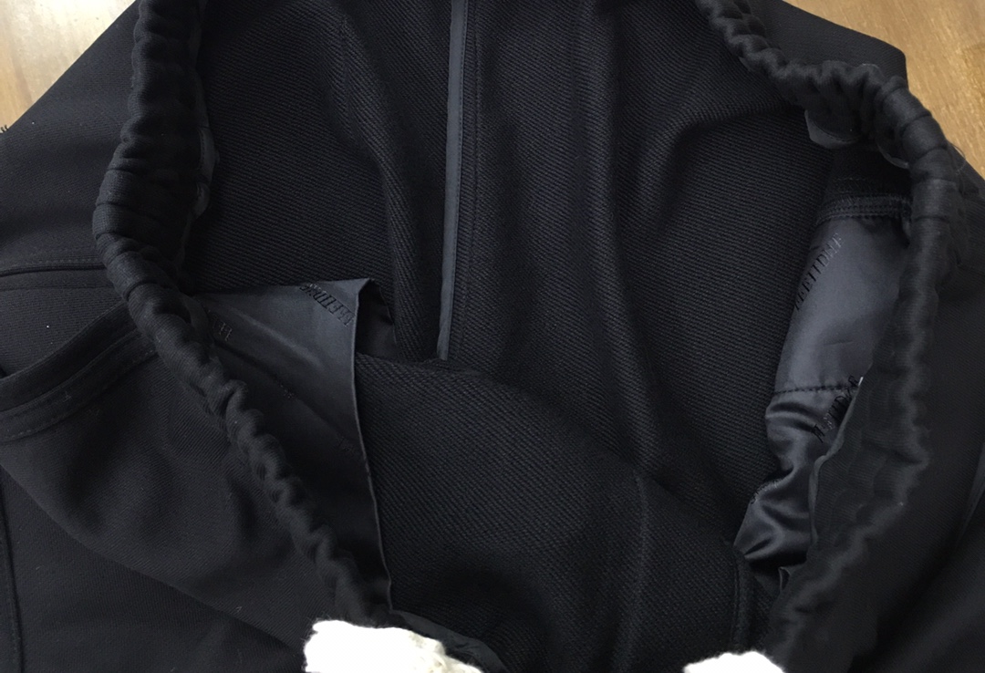  新品🌹 《Y-3...》💕
秋冬新款宽版休闲裤！官网同步发售。品牌经典LOGO休闲裤 ，定制面料，舒适
