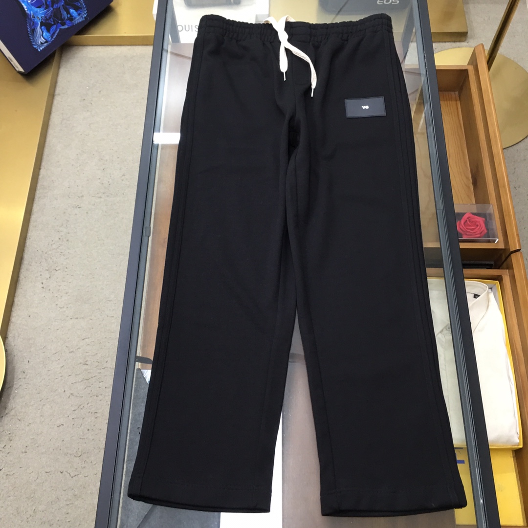  新品🌹 《Y-3...》💕
秋冬新款宽版休闲裤！官网同步发售。品牌经典LOGO休闲裤 ，定制面料，舒适