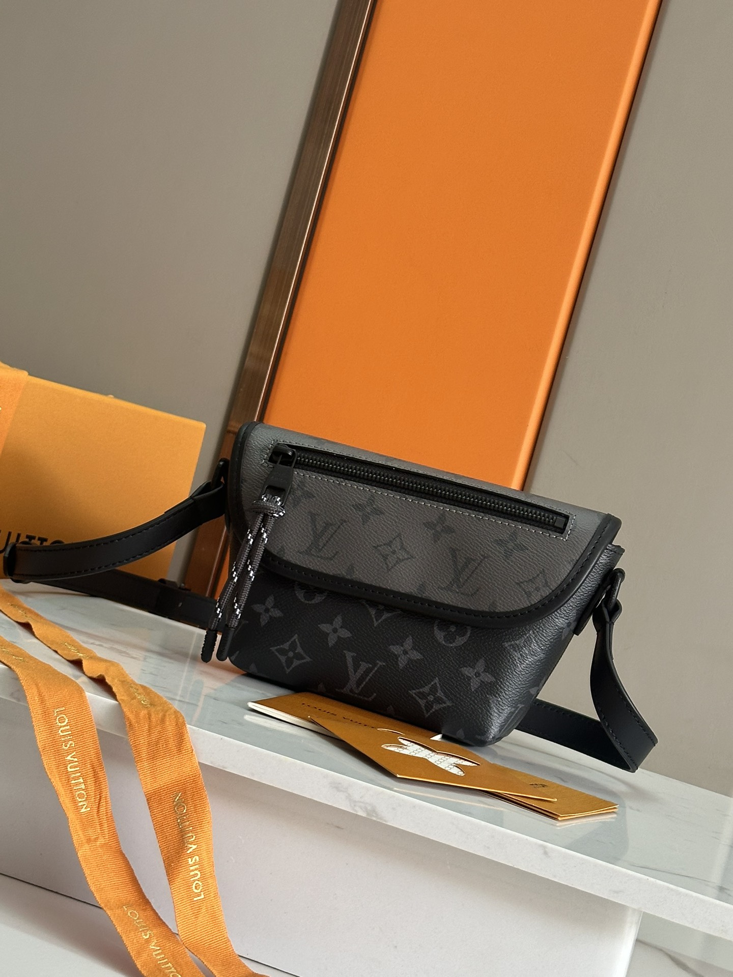 NO:388097,P【Top Original List】All Steel Hardware M12806 Silver Flower PULSE Mini Postman Handbag This Pulse Mini Handbag is made of Monogram Eclipse coated canvas, conveying modern style with simple lines and sporty elements. The exquisite configuration is equipped with main compartment, and the zipper pocket on the flip cover is embellished with a rope zipper head. Size 16 x 5 x 22.5cm, LV【Top Original List】, louis vuitton19860909P【顶级原单】全钢五金M12806银花PULSE迷你邮差手袋本款 Pulse 迷你手袋取材 Monogram Eclipse 涂层帆布,以简洁线条和运动元素传递摩登格调.精巧构型内设主隔层,翻盖上的拉链口袋点缀线绳拉链头.尺寸16 x 5 x 22.5cm,LV【顶级原单】,louis vuitton,Bag