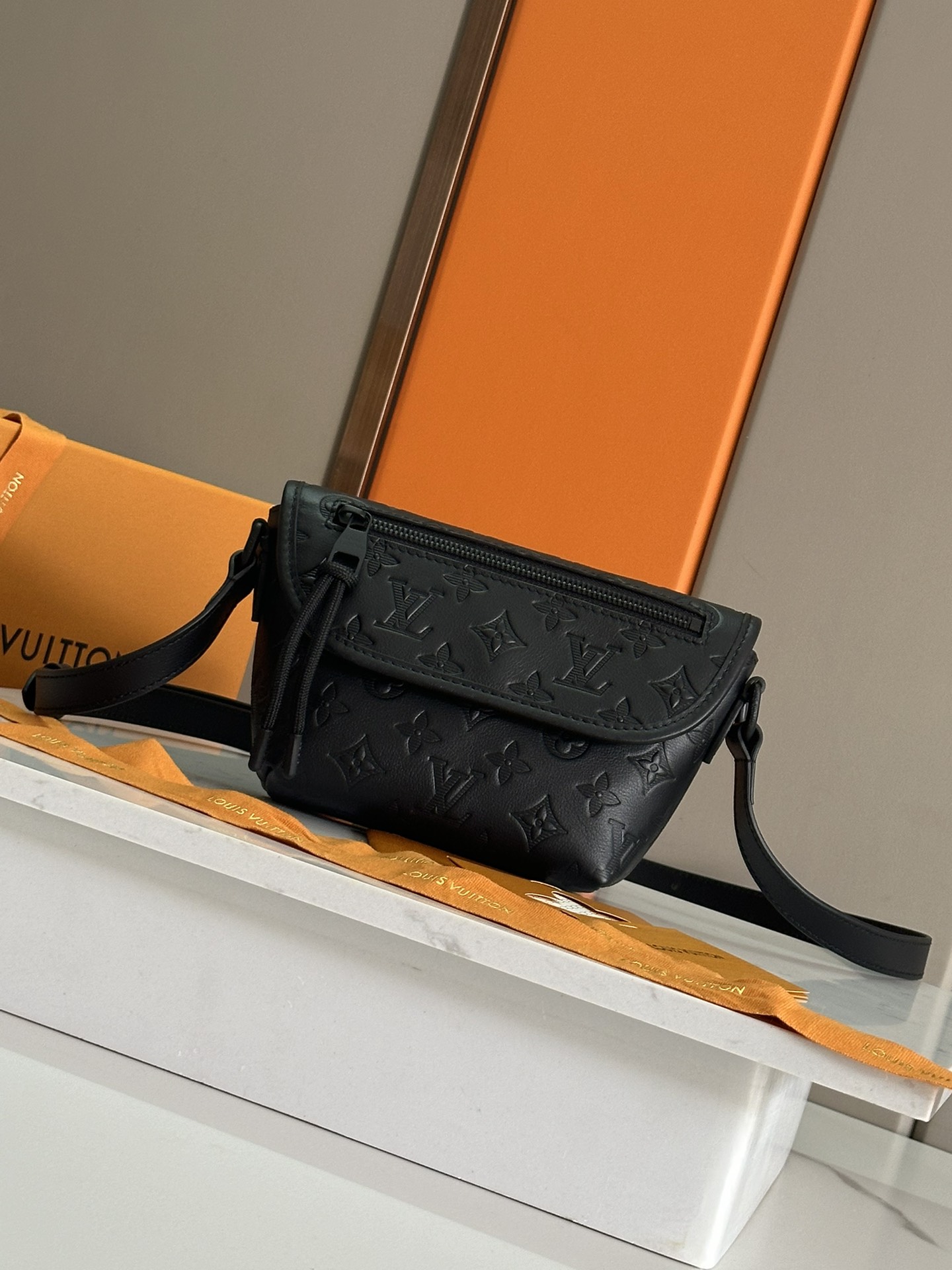 NO:388104,P [Top Original List] M12636 (all steel hardware) This Pulse mini handbag is made of Monogram Shadow embossed leather, which stores daily needs in a dynamic silhouette. The main compartment, patch pocket and zipper outer bag at the flip cover create a storage space, and the rope zipper head adds a modern element. 16 x 5 x 22.5 cm (height x width x length), LV [Top Original List], louis vuitton19860909P ［顶级原单］M12636 (全钢五金) 本款 Pulse 迷你手袋取材 Monogram Shadow 压纹皮革,以动感廓形存放日常所需.主隔层、贴袋和翻盖处的拉链外袋共筑收纳空间,线绳拉链头再添摩登元素. 16 x 5 x 22.5 厘米 (高 x 宽 x 长度),LV【顶级原单】,louis vuitton,Bag