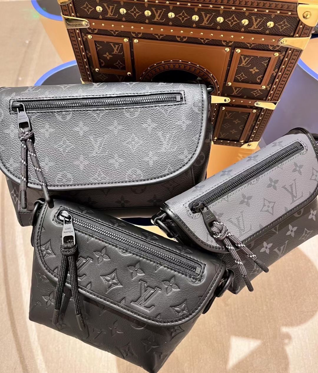 NO:388111,【ULSE Mini Postman Handbag】m12636 Black (Stripe Embossed) Model Picture, LV [Top Original List], louis vuitton19860909【ULSE 迷你邮差手袋】m12636 黑色（条纹压花）模特图,LV【顶级原单】,louis vuitton,Bag