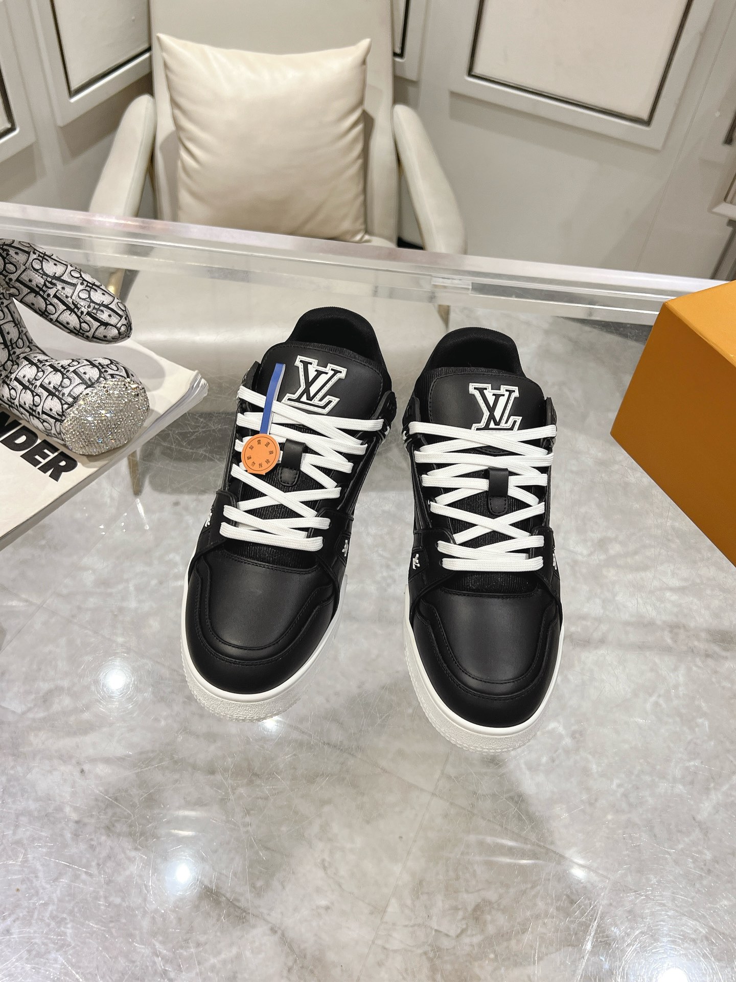 NO:421265,Original development, quality shipment, welcome to compare - LV board shoes series LV Trainer Maxi sneakers introduce the loose silhouette of the ready-to-wear series into the LVTrainer sneaker design written by Virgil Abloh, and the spring and summer men's clothing show was highlighted. The cowhide upper combines rough fabric laces to point out the classic elements of the brand with colorful beads. The LV letters marked the tongue, and Monogram flowers live on the outsole. The mixed material is made of top layer cowhide, imported custom-made special printed denim wrap, thick lace-up design, Monogram large print on the side, the tongue and heel 'lv 54' badge embellishment, the rubber outsole is decorated with Monogram flowers, mesh inner cotton footbed, the comfort is as extreme as ever, the quality is inherited, the quality is first, and it is worth owning!  Size 35-45 (46 customized without return or exchange). Full package is equipped with original gift box, casual shoes/sports shoes, louis vuitton, sneakers, cowhide19860909原版开发 品质出货 欢迎对比 ——LV板鞋系列 LV Trainer Maxi运动鞋将成衣系列的宽松廓形引入VirgilAbloh笔下的LVTrainer运动鞋设计,春夏男装秀场瞩目亮相.牛皮革鞋面结合粗犷织物鞋带,以缤纷串珠点明品牌经典元素.LV字母标注鞋舌,Monogram花卉栖身外底.混合材质 采用头层牛皮制成,进口定制专用印花牛仔布包裹,粗鞋带系带设计,侧面带 Monogram 大印花, 鞋舌及后跟”lv 54“徽章点缀,橡胶外底饰有 Monogram 花卉, 网布内里棉垫脚,舒适性一如既往的达到极致,精品传承,品质至上,值得拥有！ 码数35-45（46定做不退换） . 全套包装搭配原版礼盒,休闲鞋/运动鞋,louis vuitton,sneakers,cowhide,Women's Shoes