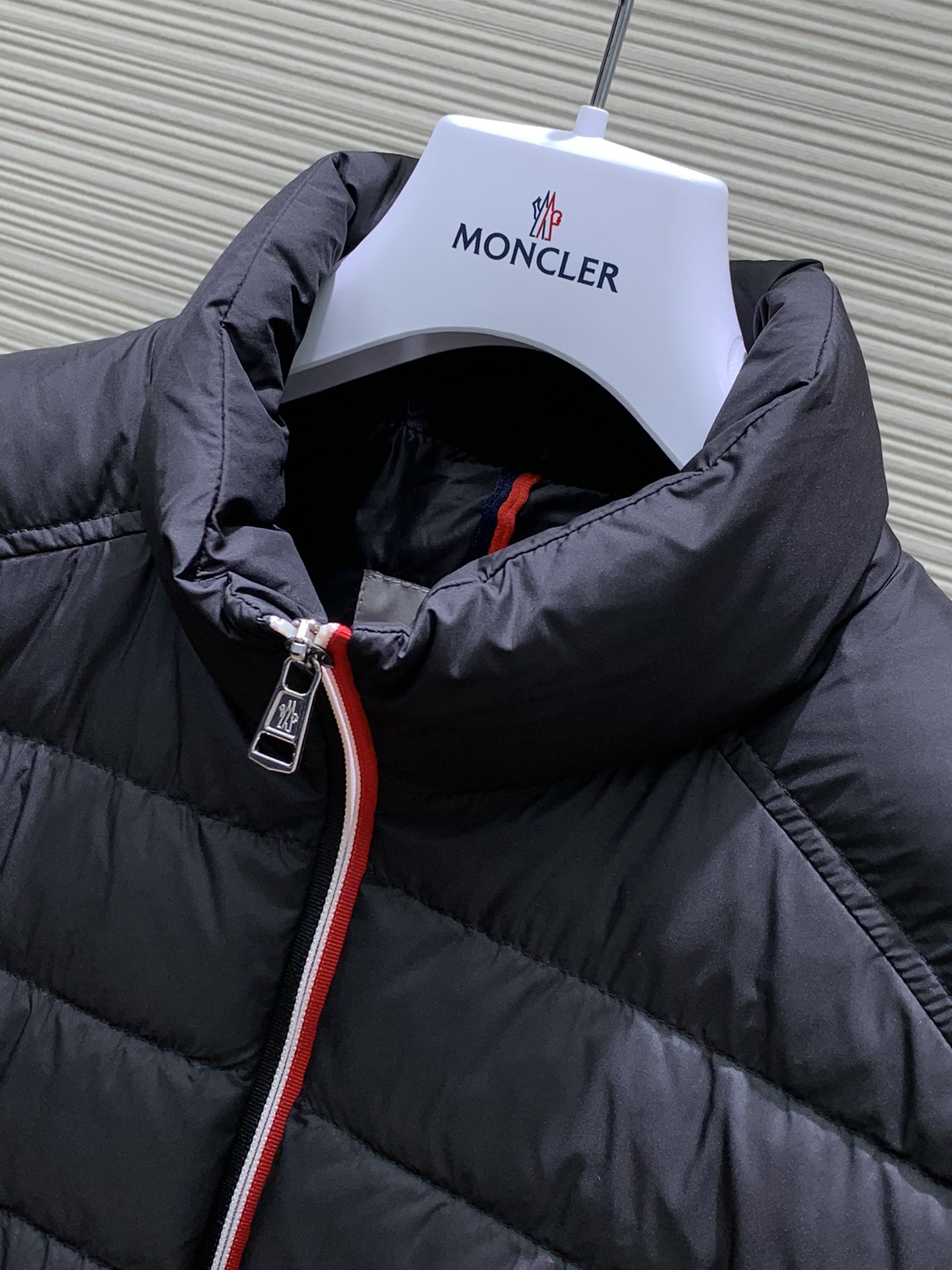 Moncler蒙口2024冬季最新品专柜同步有售原单狠货时尚休闲羽绒马甲上身舒适！吸睛而有亮点采用进口原