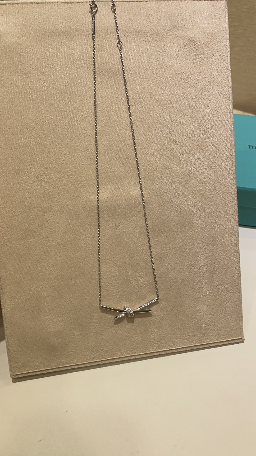 NO:634857,88230 arrived today in white gold. The new Knot series diamond-encrusted rope platinum gold necklace. The streamlined knot design is casual and smart. It is super personalized and unique when worn. It has a sense of hierarchy. ZP real gold and real diamonds. Public price w. Thick brass plated real gold and high carbon diamonds. CNC technology, necklace, Cartier high-end jewelry.1986090988230 今日到货白金色 新款Knot系列镶钻绳结白金色项链 流线的绳结设计随性又灵动气质 佩戴上身超级个性独特 很有层次感 zp真金真钻 公价w多 黄铜厚镀真金高碳钻 cnc工艺,,necklace,卡迪亚高端饰品,Jewelry