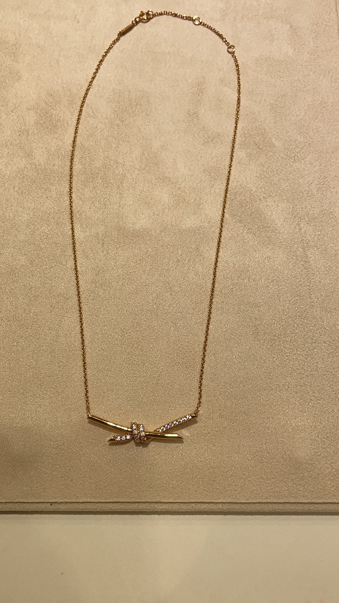 NO:634851,88230, arrived today in rose gold. The new Knot series diamond-encrusted rope rose gold necklace. The streamlined rope design is casual and smart. When worn on the body, it is super personalized and unique. It has a sense of hierarchy. Real gold and diamonds. The public price is close to 40,000. Thickly plated real gold and high carbon diamonds. CNC technology, necklace, Cartier high-end jewelry.1986090988230,今日到货玫瑰金色 新款Knot系列镶钻绳结玫瑰金色项链 流线的绳结设计随性又灵动气质 佩戴上身超级个性独特 很有层次感 z真金真钻 公价接近四万 厚镀真金高碳钻 cnc工艺,,necklace,卡迪亚高端饰品,Jewelry