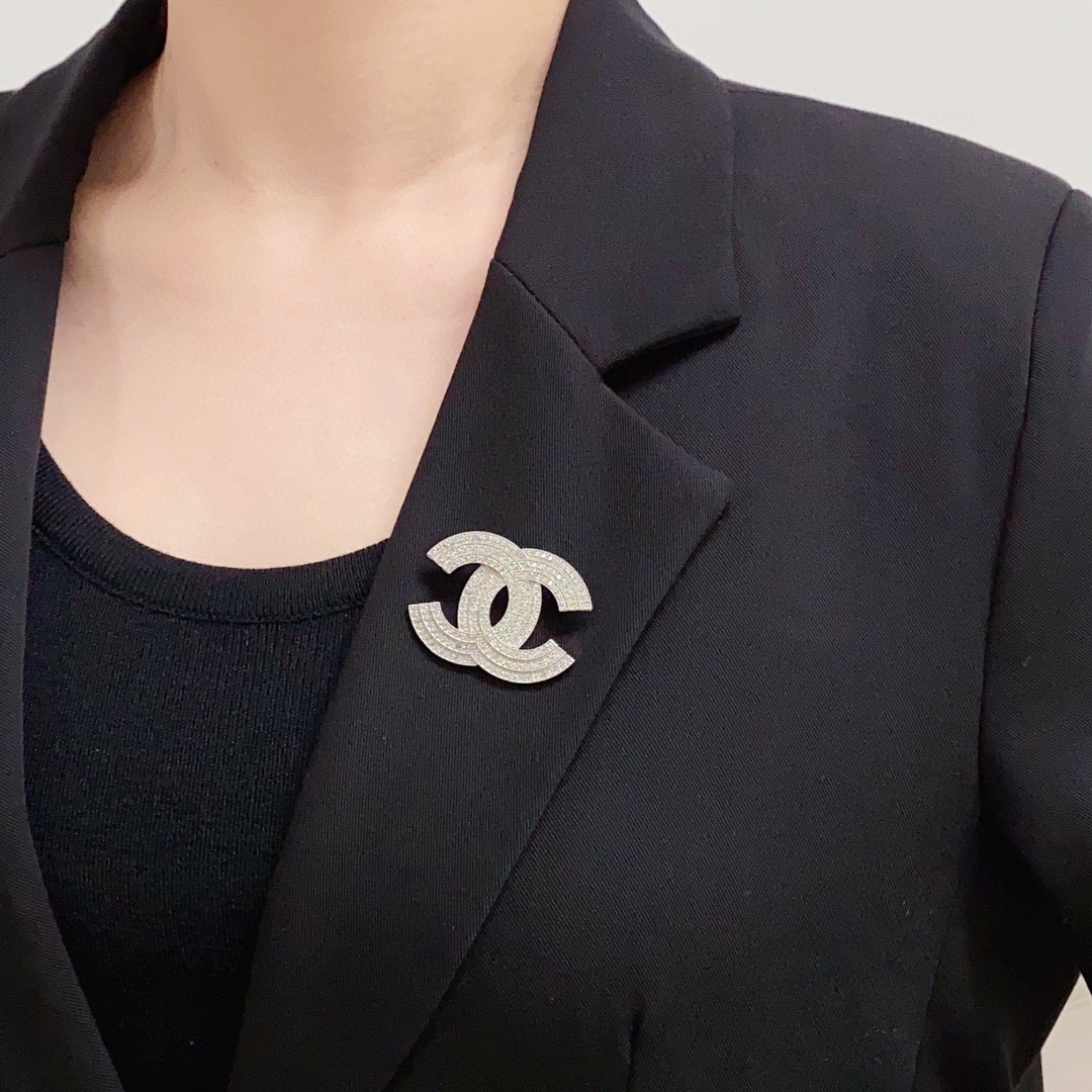 NO:106072,CHANEL Xiaoxiang The latest high-end silver full diamond Chanel brooch is the jewelry that understands women the most. Women who devote all their efforts to be themselves often cherish the meaning of the brooch more. Ms. Chanel pinned the brooch on the hat and told those fashionable ladies who imitated her [breasts are very practical, and it can be pinned on the suit collar, pocket, hat, belt or evening dress, jewelry boutique, chanel, chanel, business suit, brooch, breastpin, hats19860909CHANEL小香 最新款高版本银色满钻香奈儿胸针,是最懂女人的饰物.那些倾注了全部心血去做自己的女人,往往更珍惜胸针的意义.香奈儿女士把胸针别在帽子上,并告诉那些模仿她的时髦女士们[胸针可是非常实用,它可以别在西装领上、口袋上、帽子上、腰带上或者是晚礼服上a,饰品精品,chanel,chanel,business suit,brooch，breastpin,hats,Jewelry