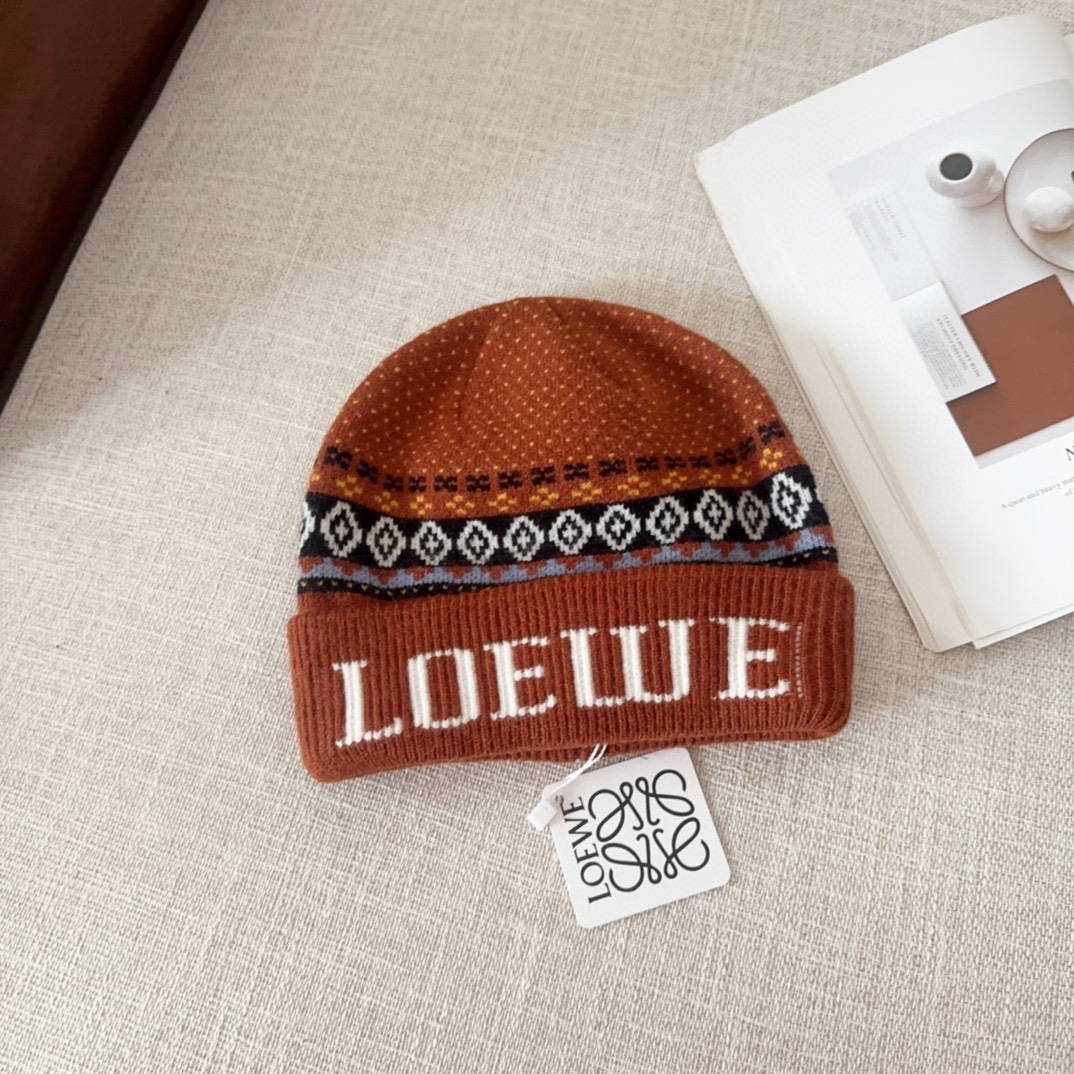 Diseñador falso
 Loewe Sombreros Sombrero de punto Réplica 2024
 Tejido Colección otoño – invierno