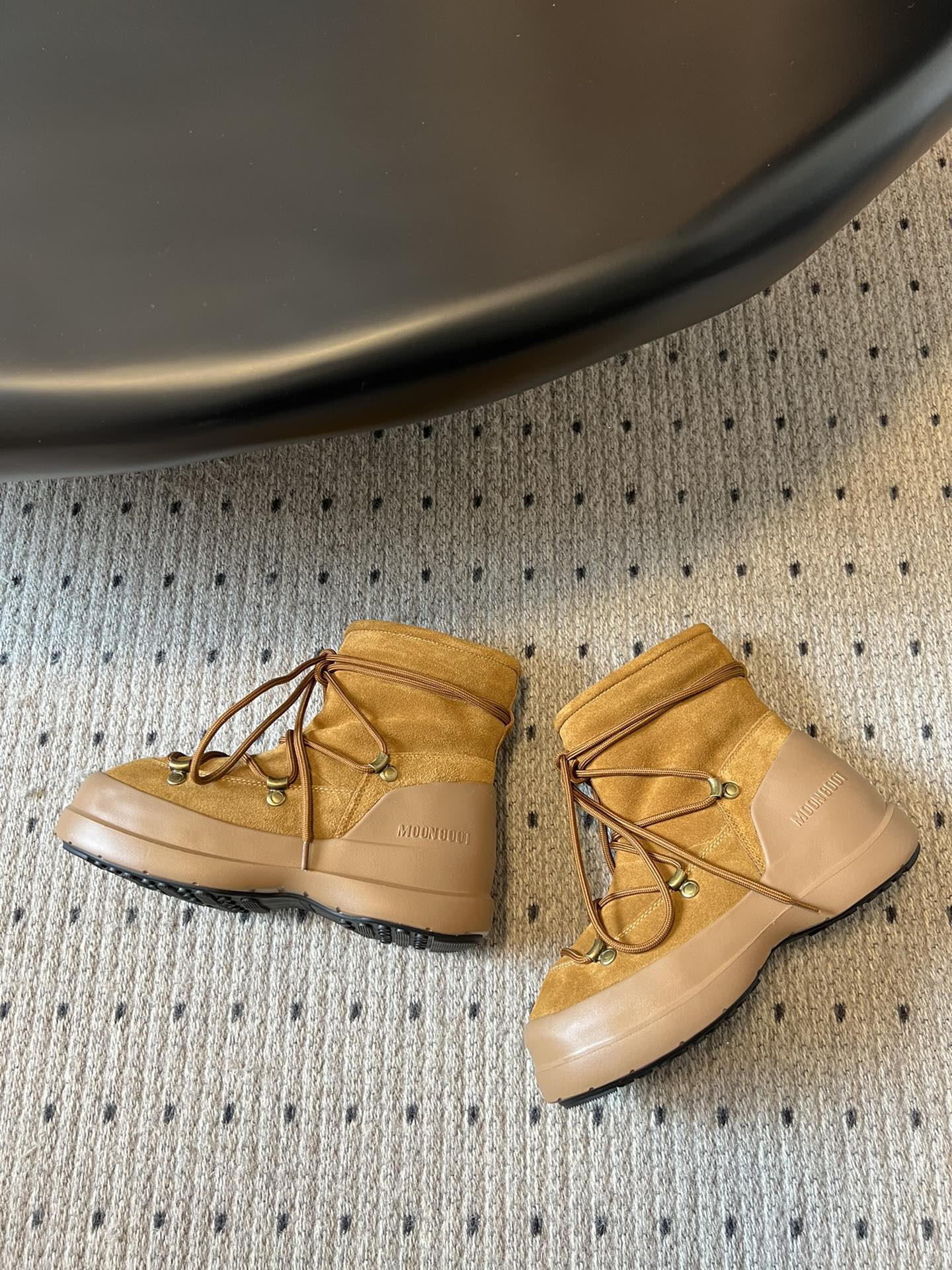 代购级别 MOON BOOT LUNA系列 24秋冬季新款 雪地靴 一双不分左右脚的鞋！超有特点！软软糯