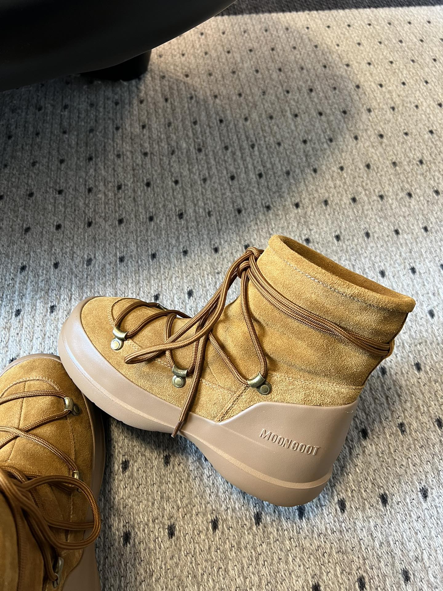 代购级别 MOON BOOT LUNA系列 24秋冬季新款 雪地靴 一双不分左右脚的鞋！超有特点！软软糯