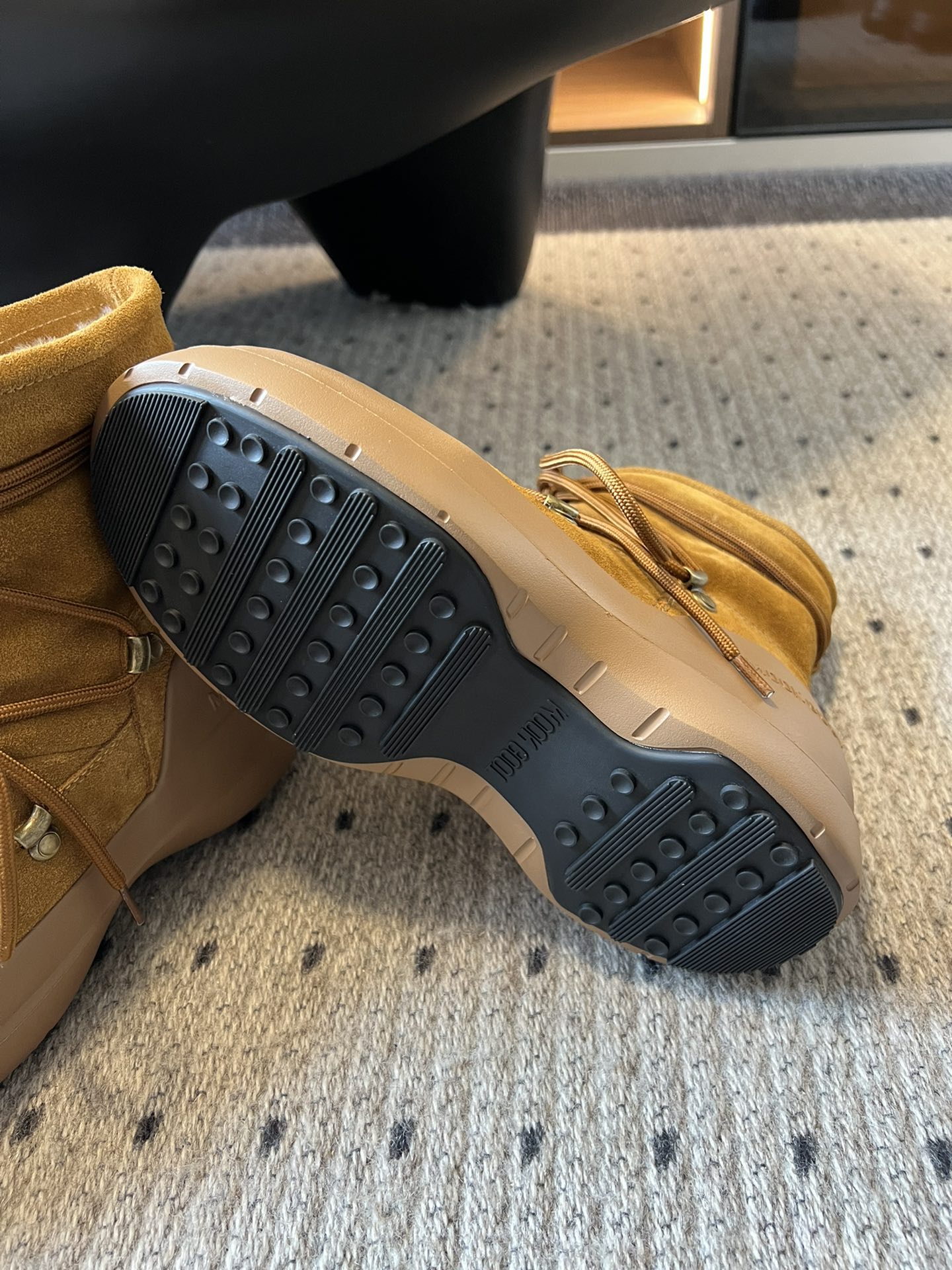 代购级别 MOON BOOT LUNA系列 24秋冬季新款 雪地靴 一双不分左右脚的鞋！超有特点！软软糯