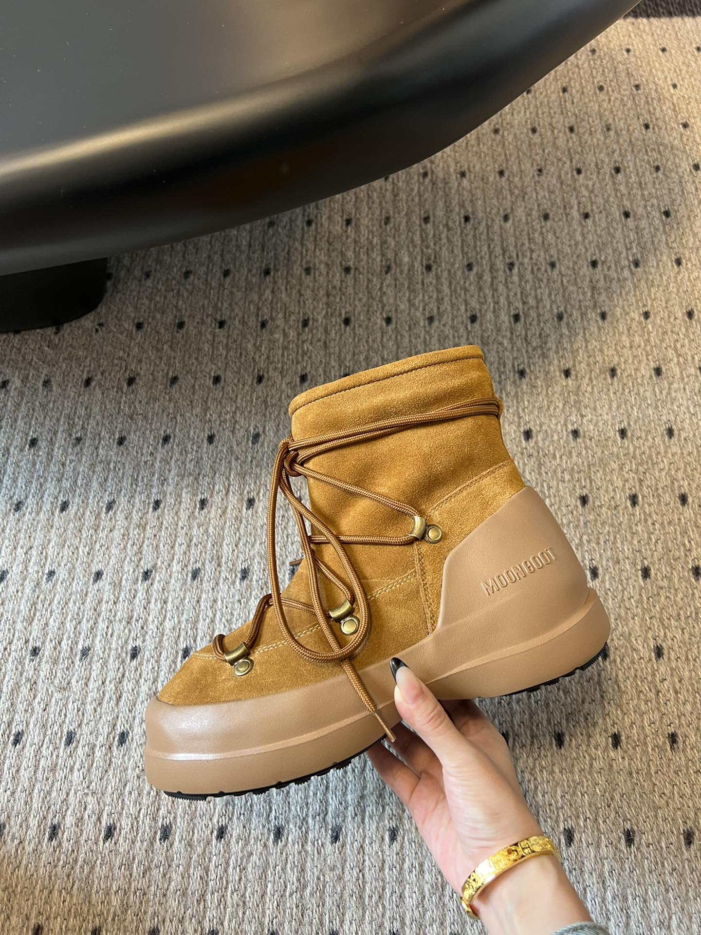 代购级别 MOON BOOT LUNA系列 24秋冬季新款 雪地靴 一双不分左右脚的鞋！超有特点！软软糯