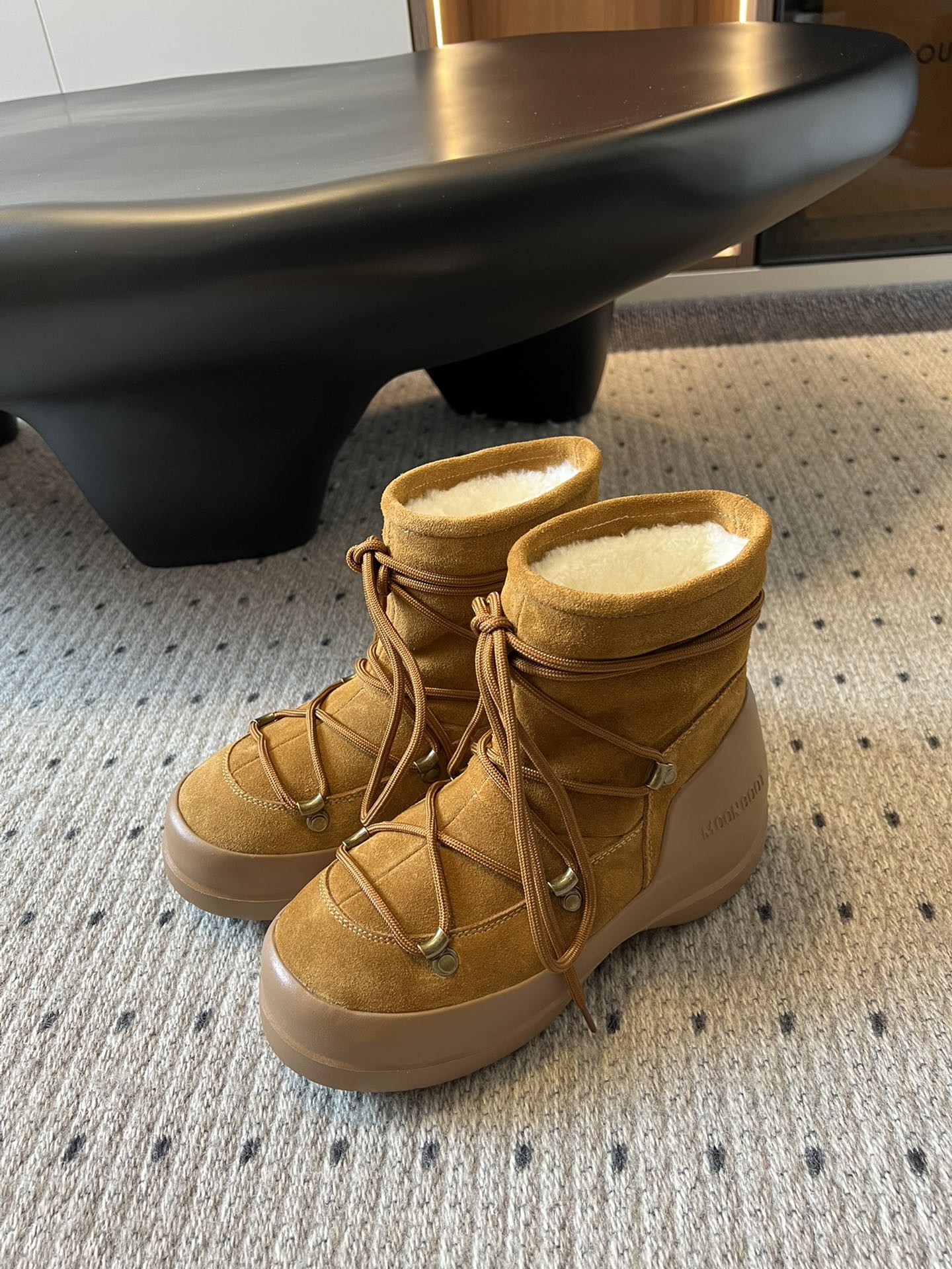 代购级别 MOON BOOT LUNA系列 24秋冬季新款 雪地靴 一双不分左右脚的鞋！超有特点！软软糯