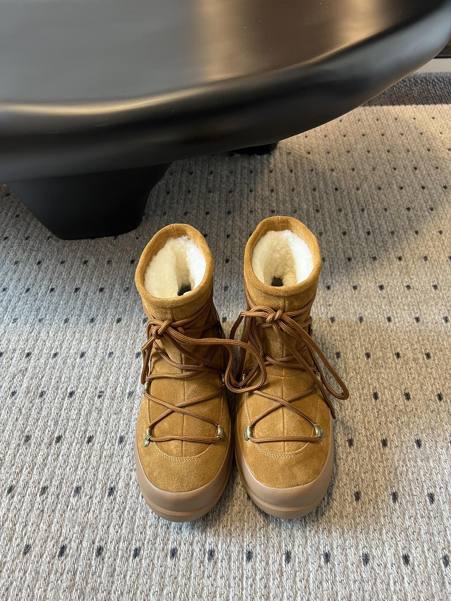 代购级别 MOON BOOT LUNA系列 24秋冬季新款 雪地靴 一双不分左右脚的鞋！超有特点！软软糯