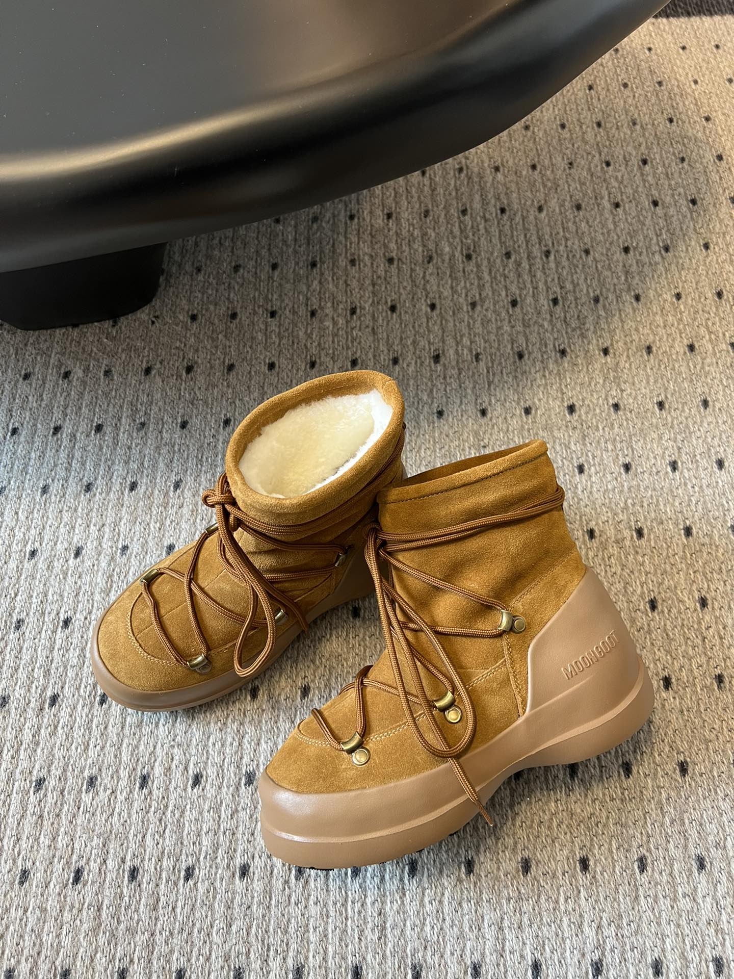 代购级别 MOON BOOT LUNA系列 24秋冬季新款 雪地靴 一双不分左右脚的鞋！超有特点！软软糯