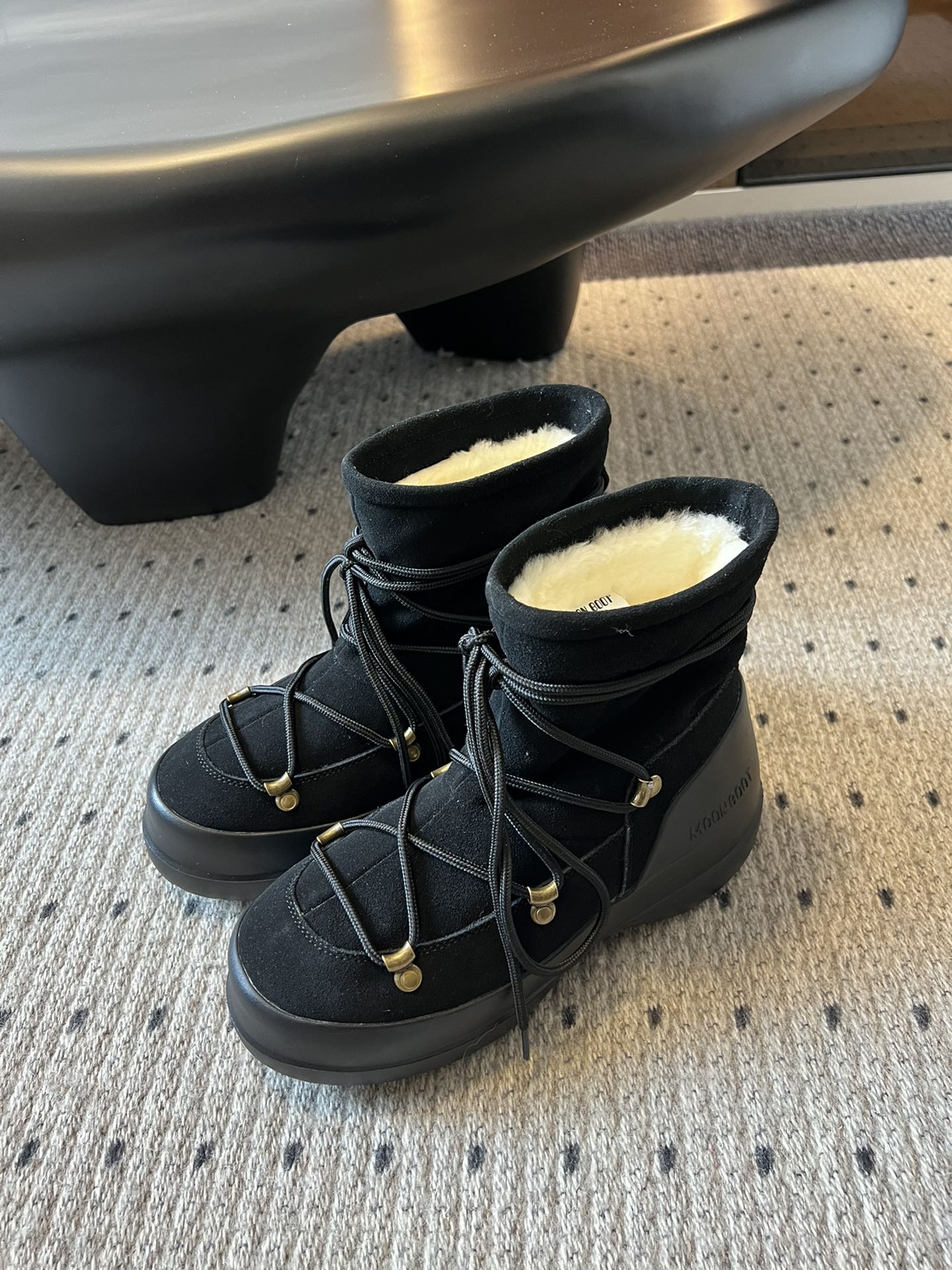 代购级别 MOON BOOT LUNA系列 24秋冬季新款 雪地靴 一双不分左右脚的鞋！超有特点！软软糯