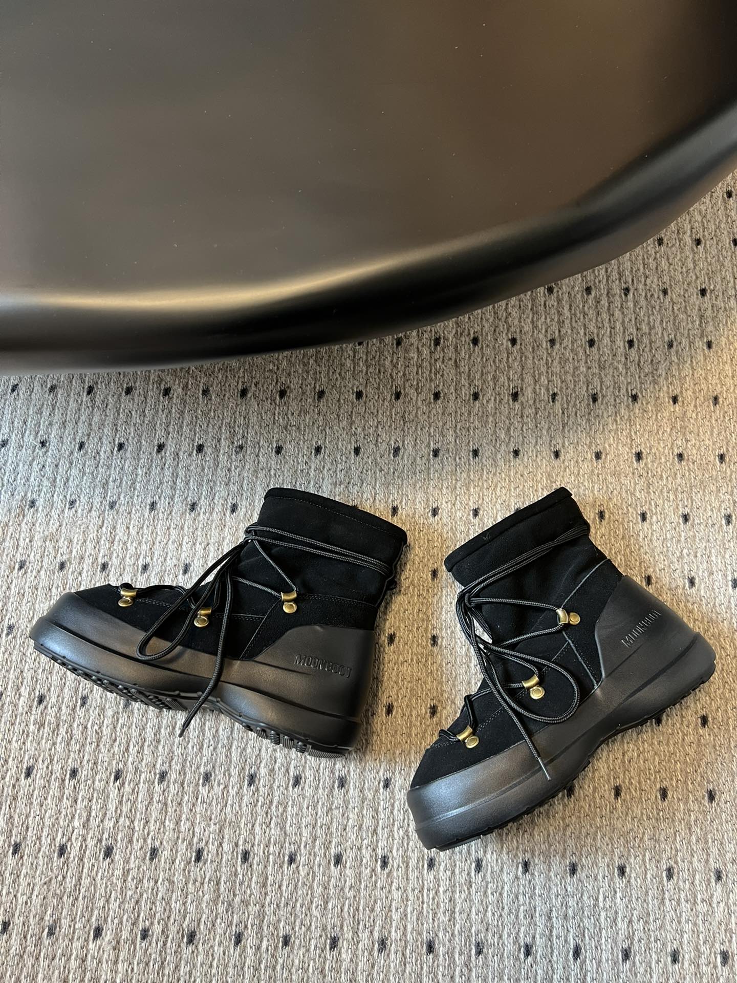 代购级别 MOON BOOT LUNA系列 24秋冬季新款 雪地靴 一双不分左右脚的鞋！超有特点！软软糯