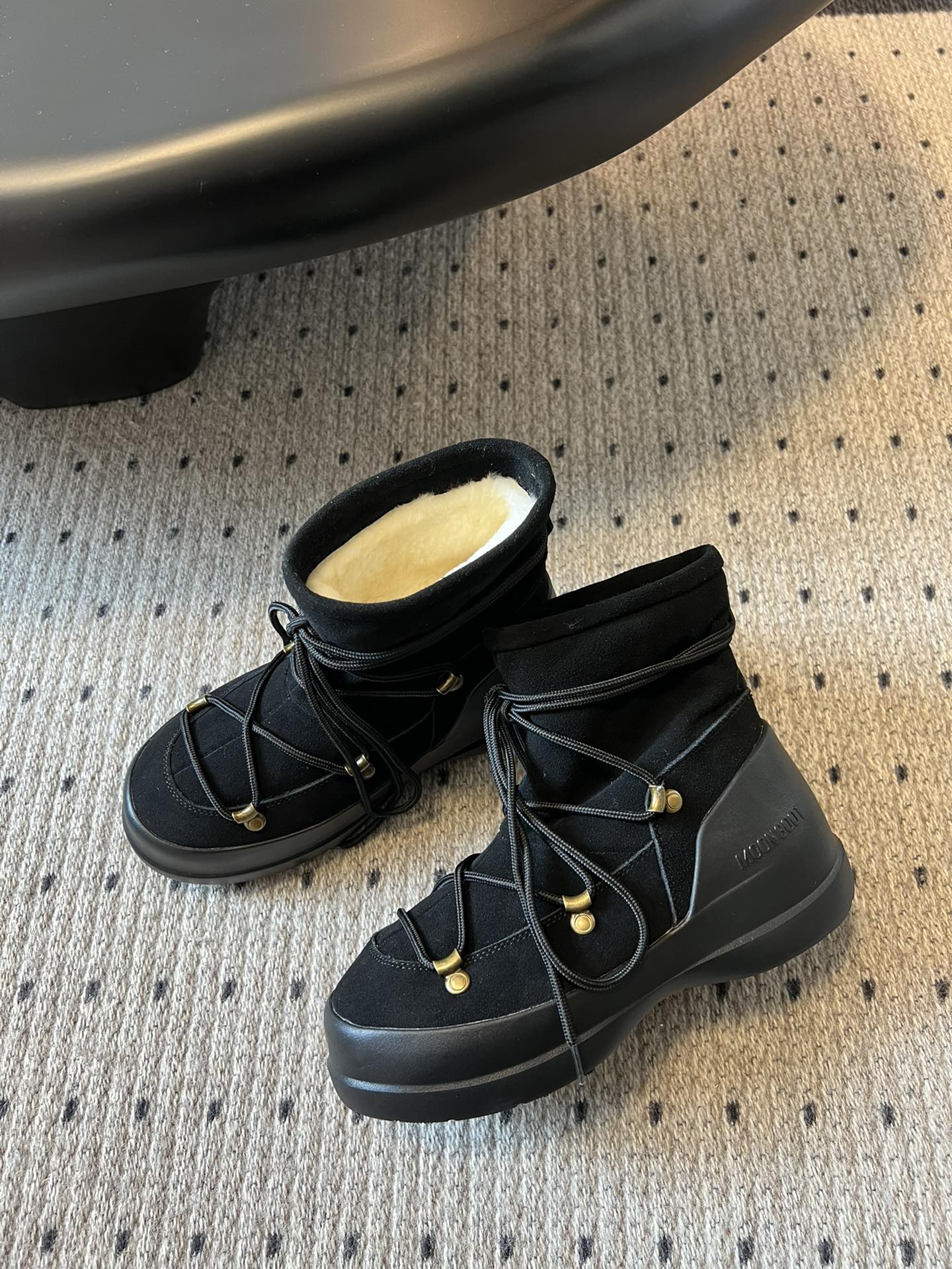 代购级别 MOON BOOT LUNA系列 24秋冬季新款 雪地靴 一双不分左右脚的鞋！超有特点！软软糯