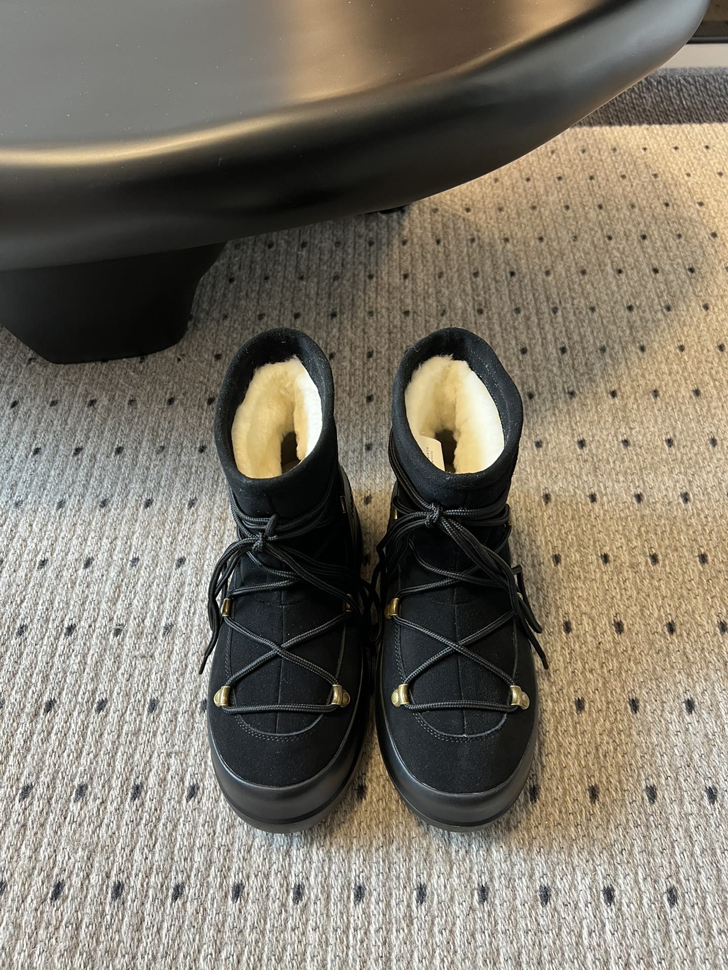 代购级别 MOON BOOT LUNA系列 24秋冬季新款 雪地靴 一双不分左右脚的鞋！超有特点！软软糯