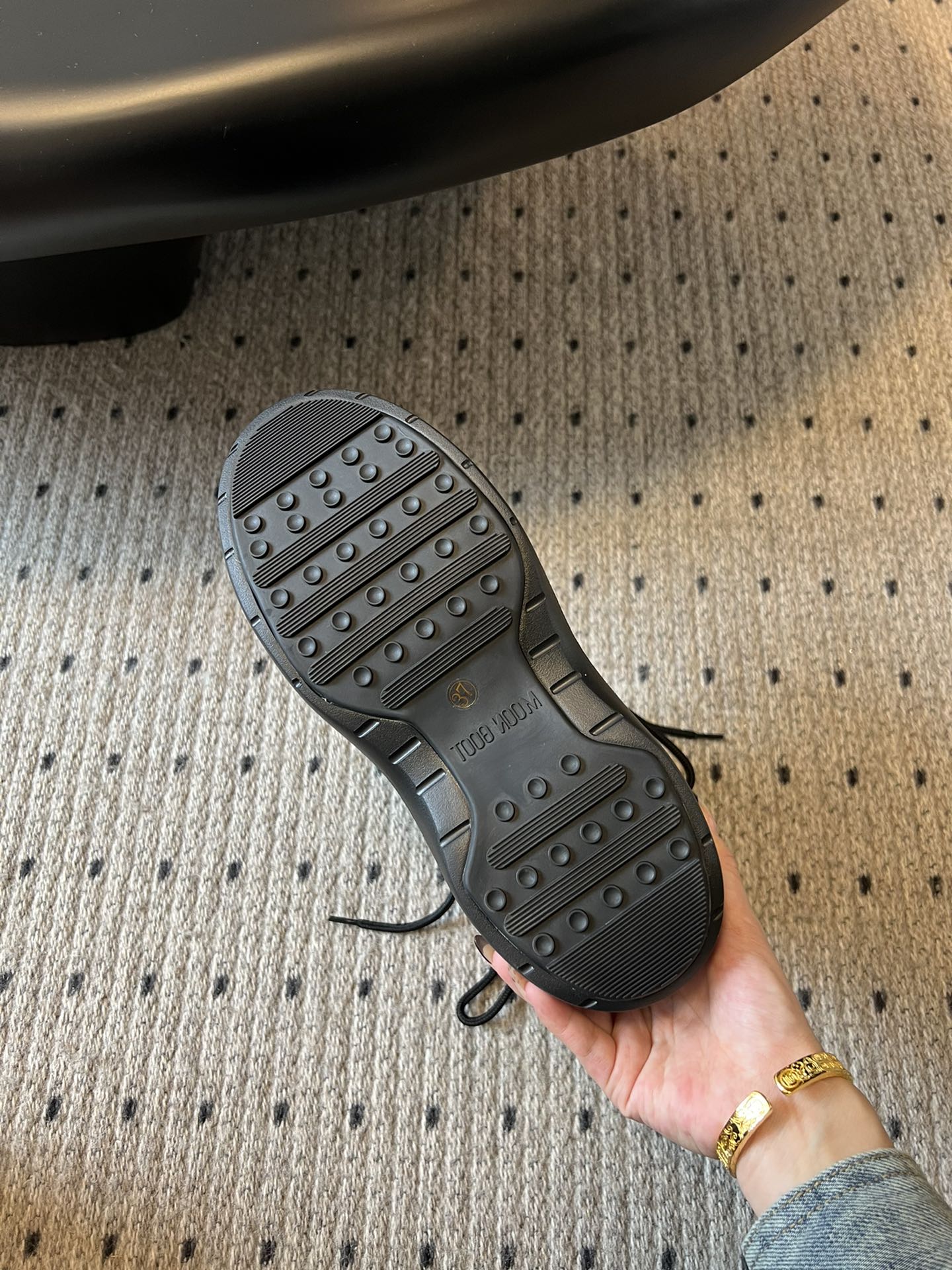 代购级别 MOON BOOT LUNA系列 24秋冬季新款 雪地靴 一双不分左右脚的鞋！超有特点！软软糯