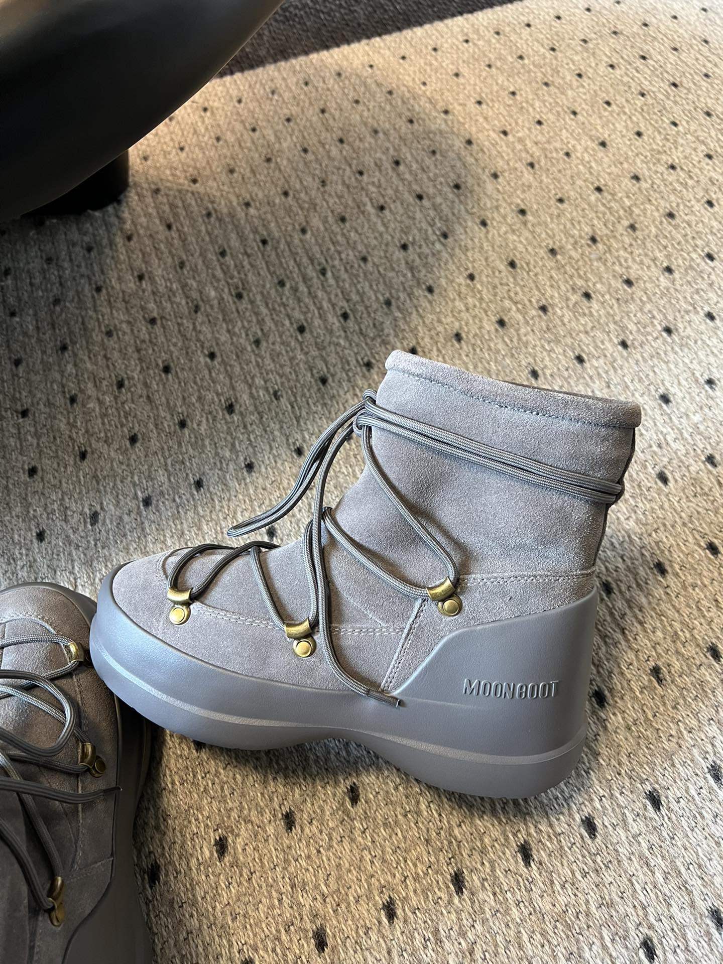 代购级别 MOON BOOT LUNA系列 24秋冬季新款 雪地靴 一双不分左右脚的鞋！超有特点！软软糯