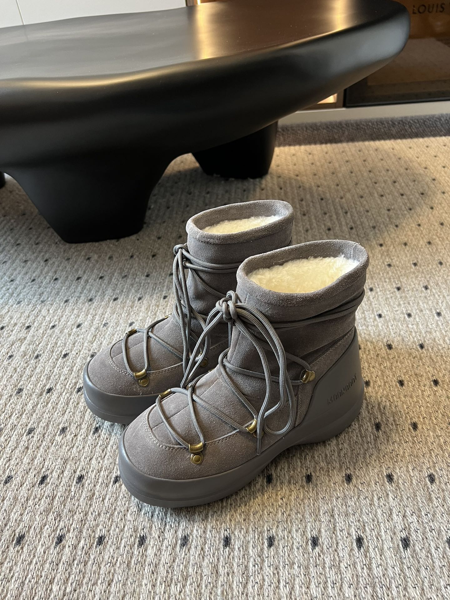 代购级别 MOON BOOT LUNA系列 24秋冬季新款 雪地靴 一双不分左右脚的鞋！超有特点！软软糯