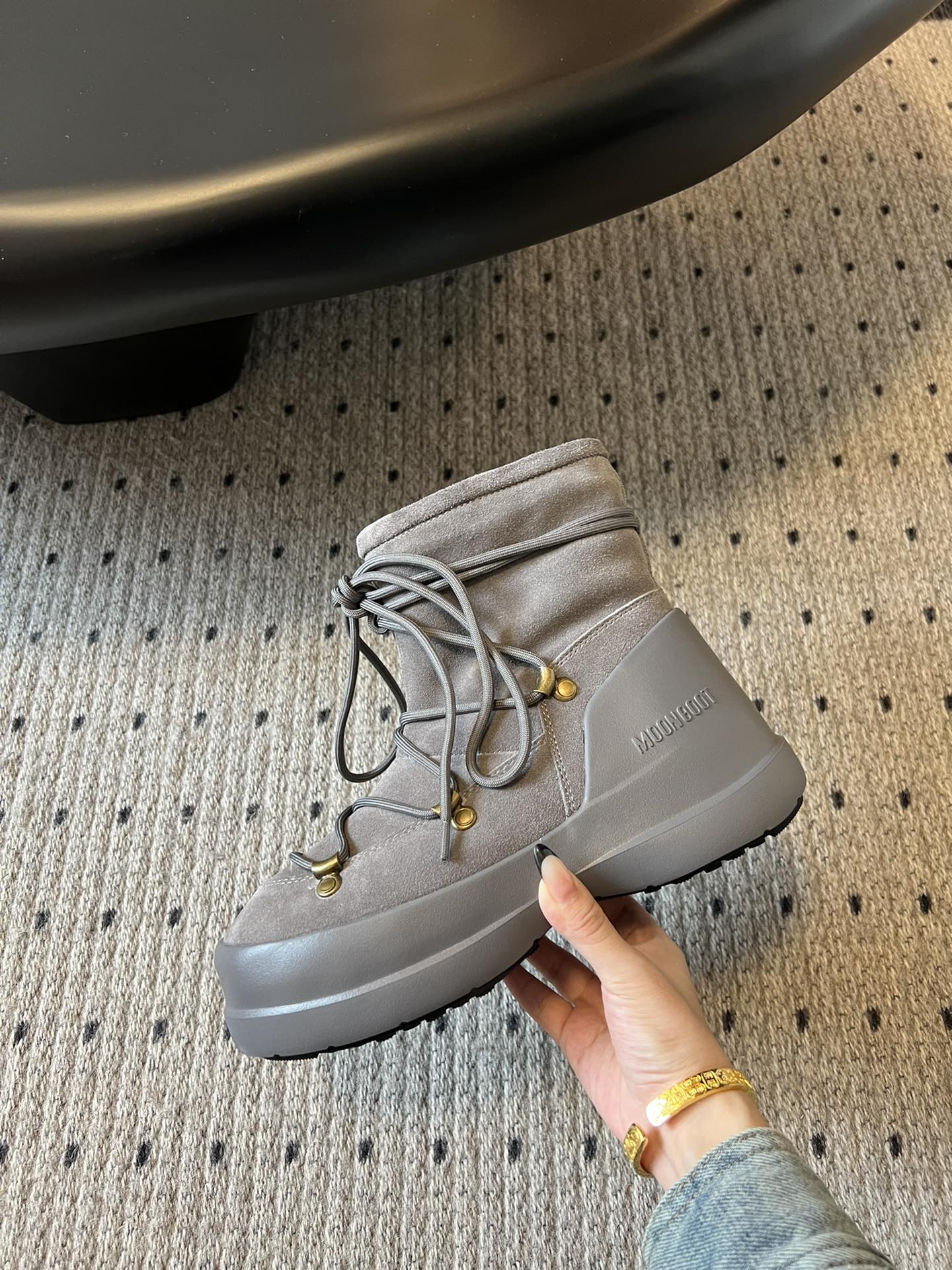 代购级别 MOON BOOT LUNA系列 24秋冬季新款 雪地靴 一双不分左右脚的鞋！超有特点！软软糯