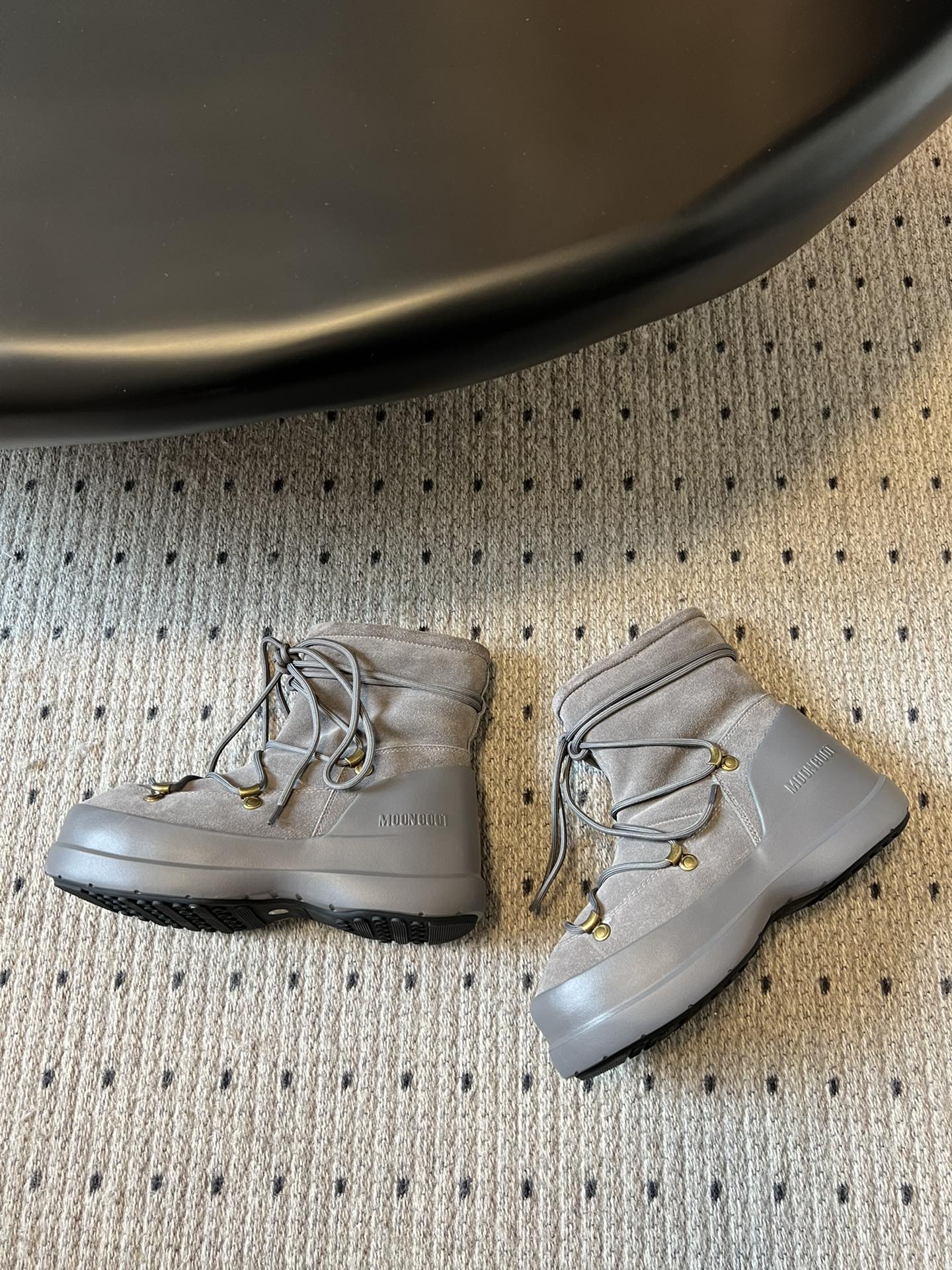 代购级别 MOON BOOT LUNA系列 24秋冬季新款 雪地靴 一双不分左右脚的鞋！超有特点！软软糯