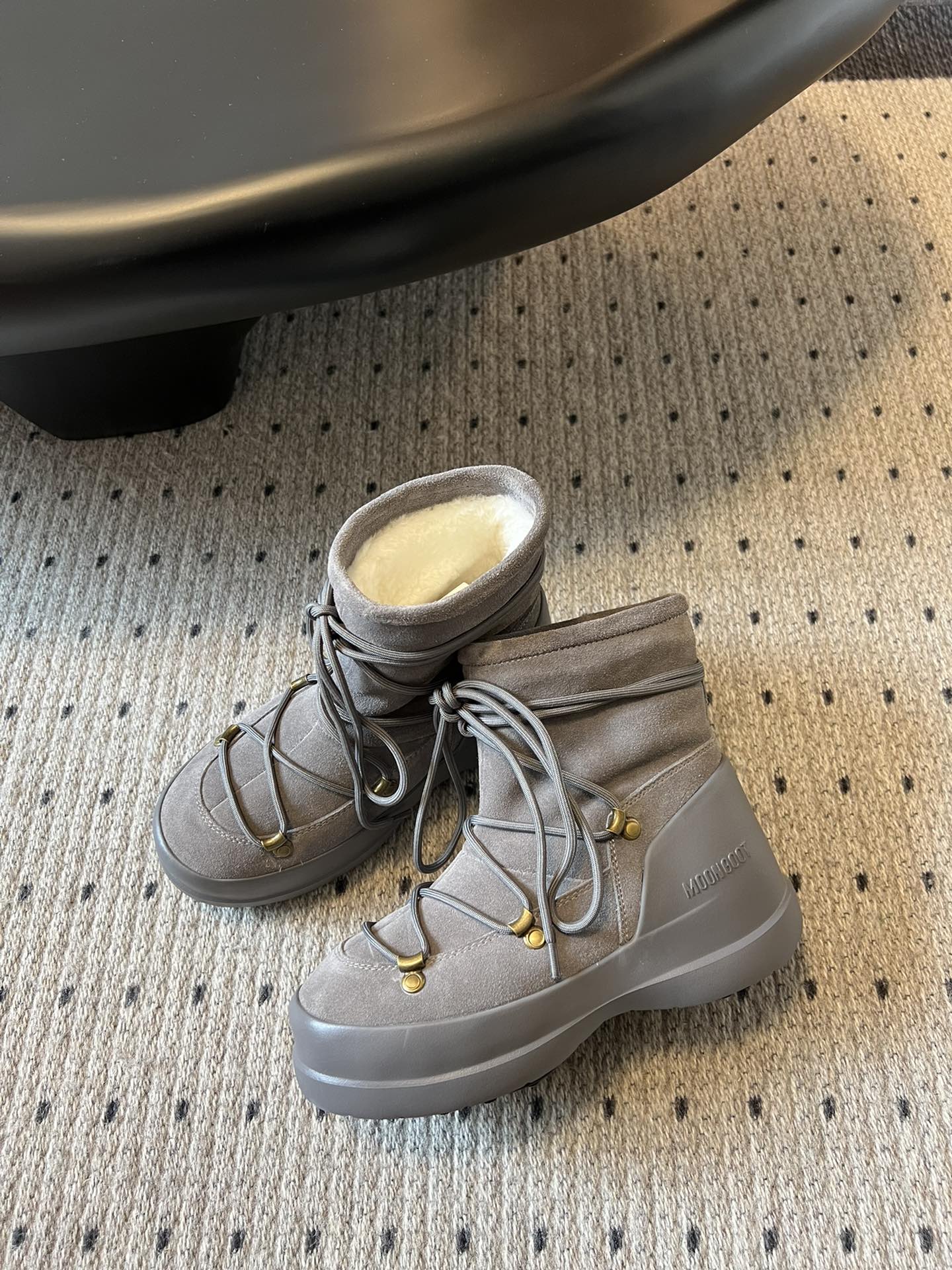 代购级别 MOON BOOT LUNA系列 24秋冬季新款 雪地靴 一双不分左右脚的鞋！超有特点！软软糯